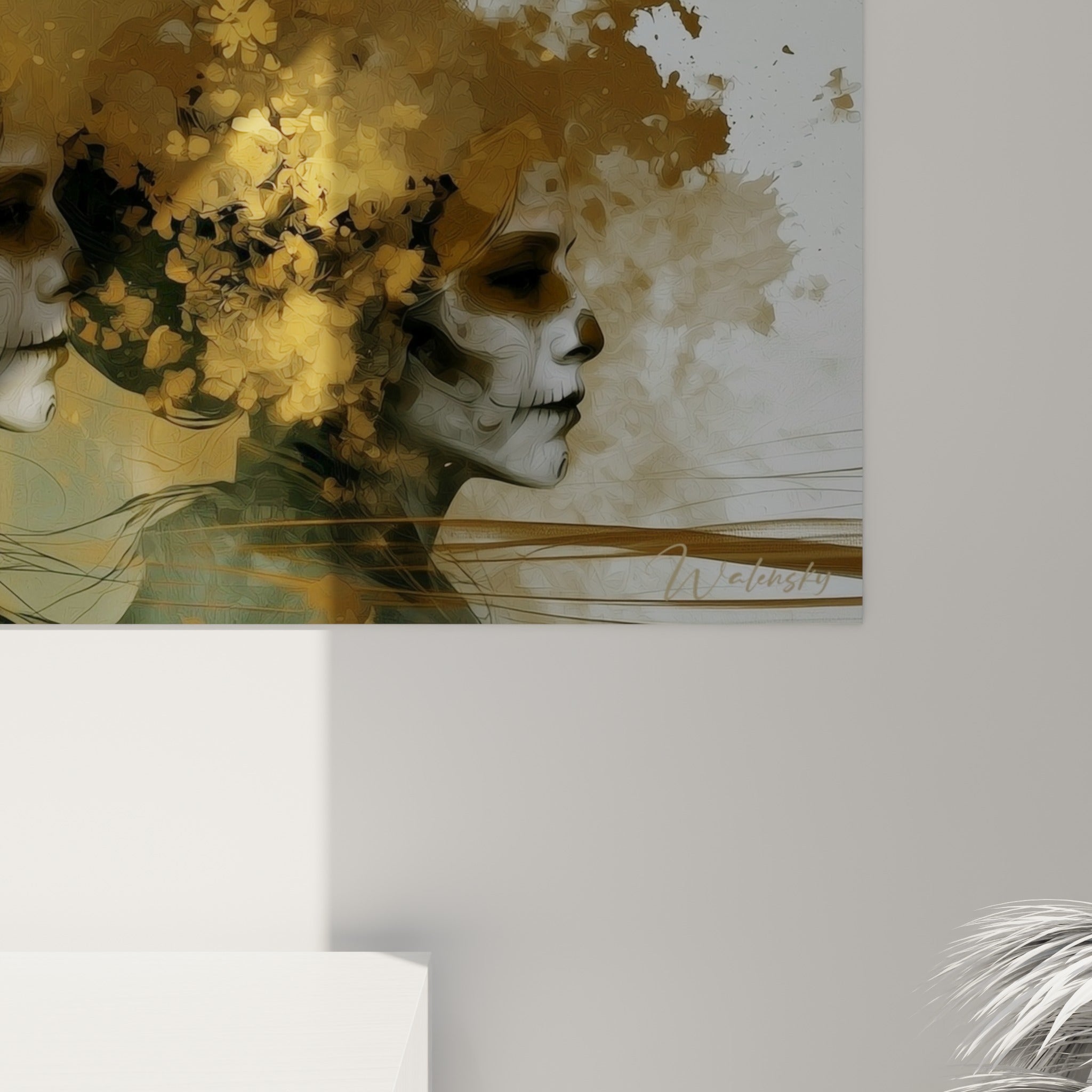 Grain de la peinture révélant les touches dorées éclatées sur fond gris et noir profond.