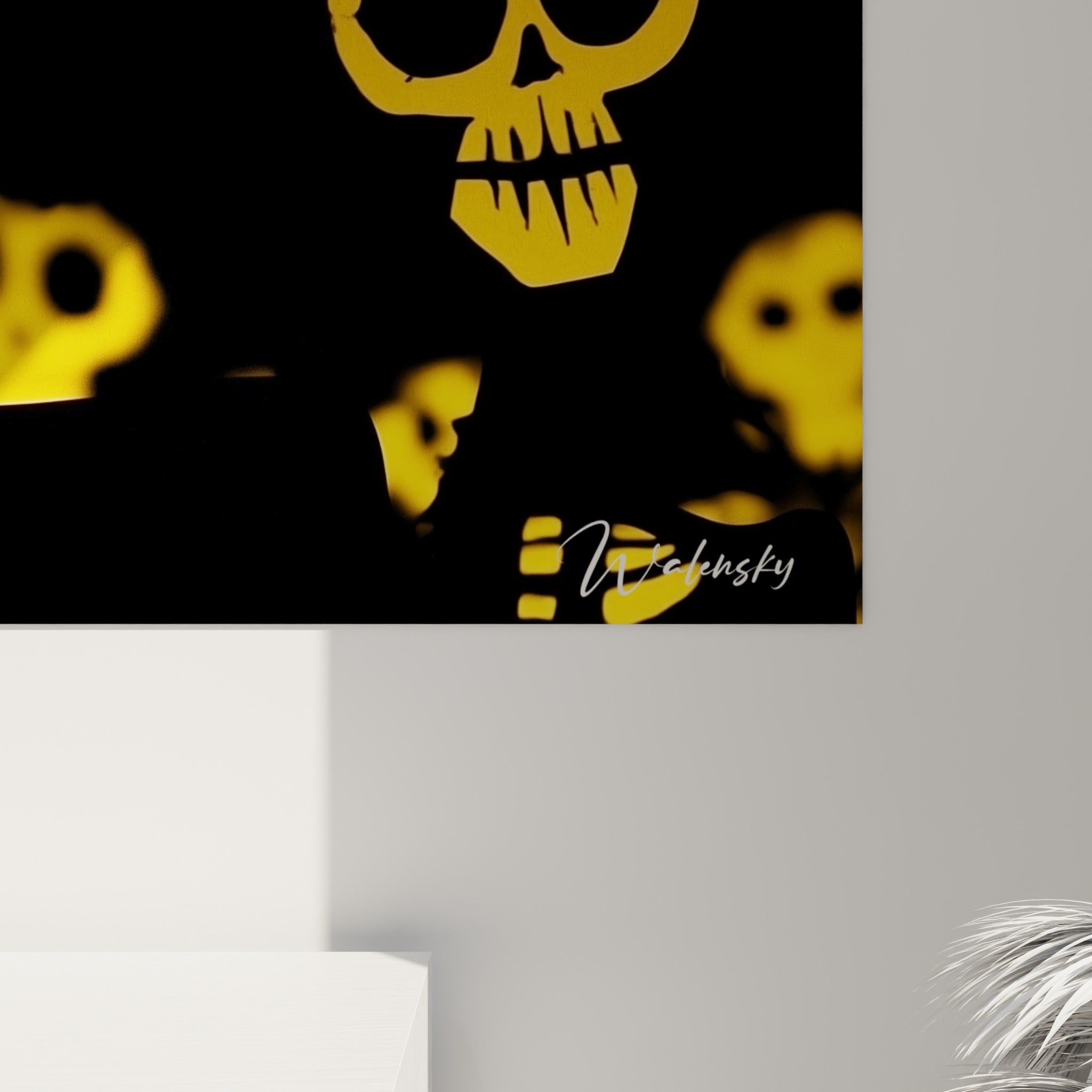 Empâtements dorés et noirs se rejoignent sur la toile, grain visible de ce tableau Dia de los Muertos accroché au mur