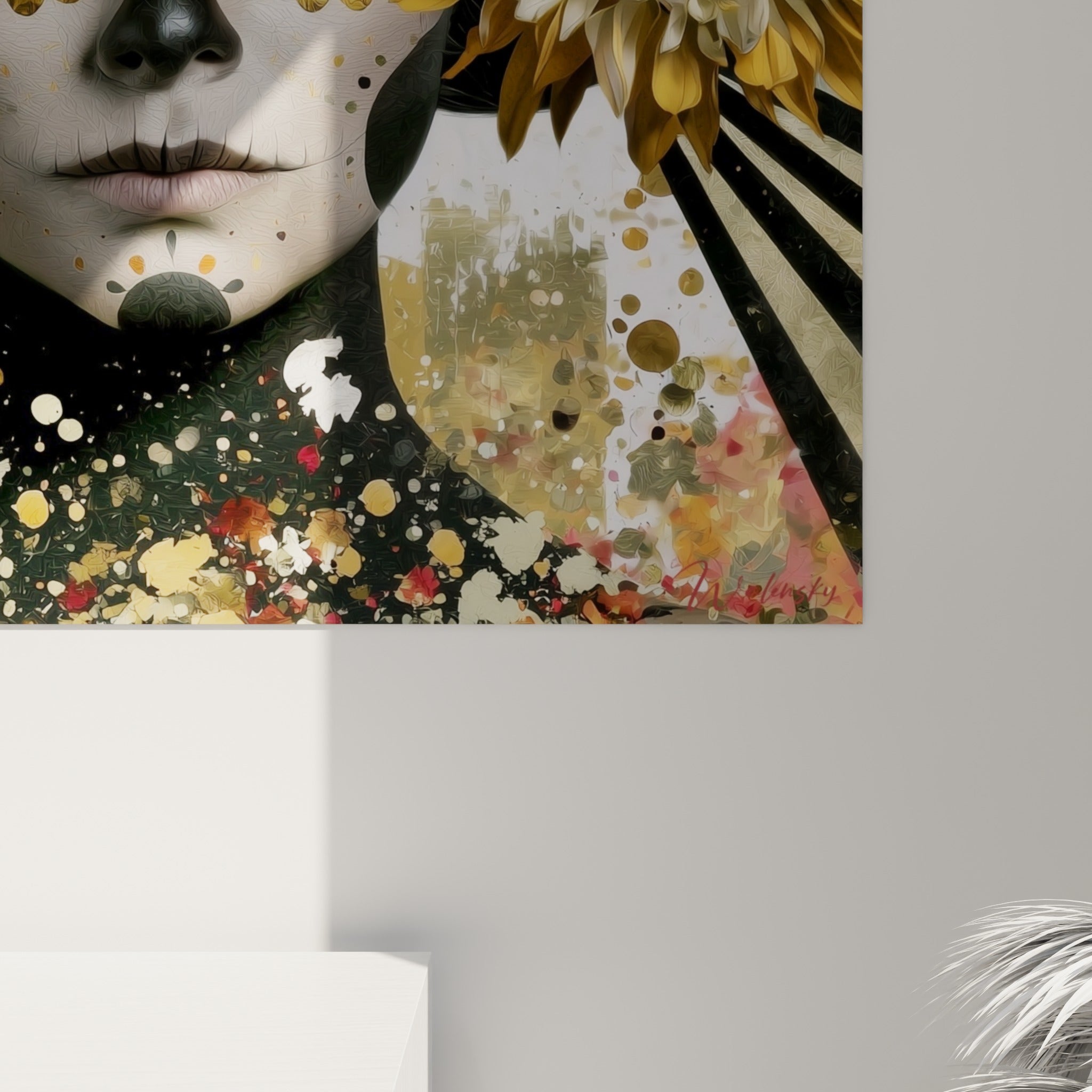 Empâtements dorés et pétales texturés en gros plan, coulures noires et éclats blancs sur toile