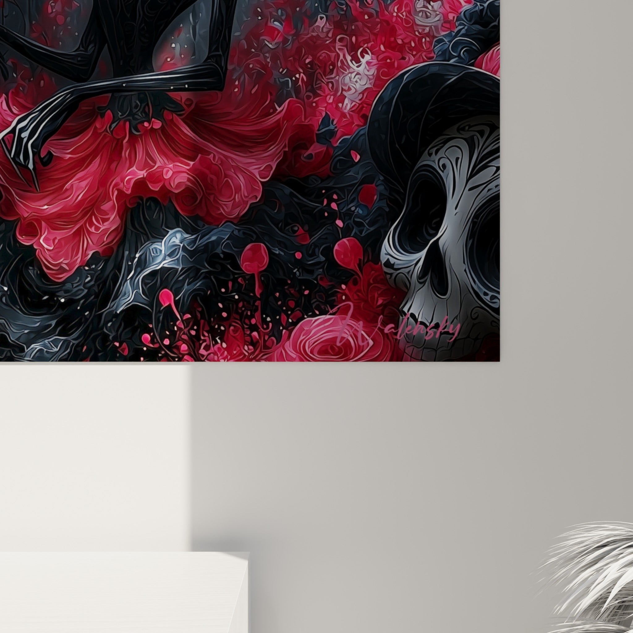 Coulures rouges et détails noirs de la robe visibles de près, grain de peinture texturé sur toile accrochée