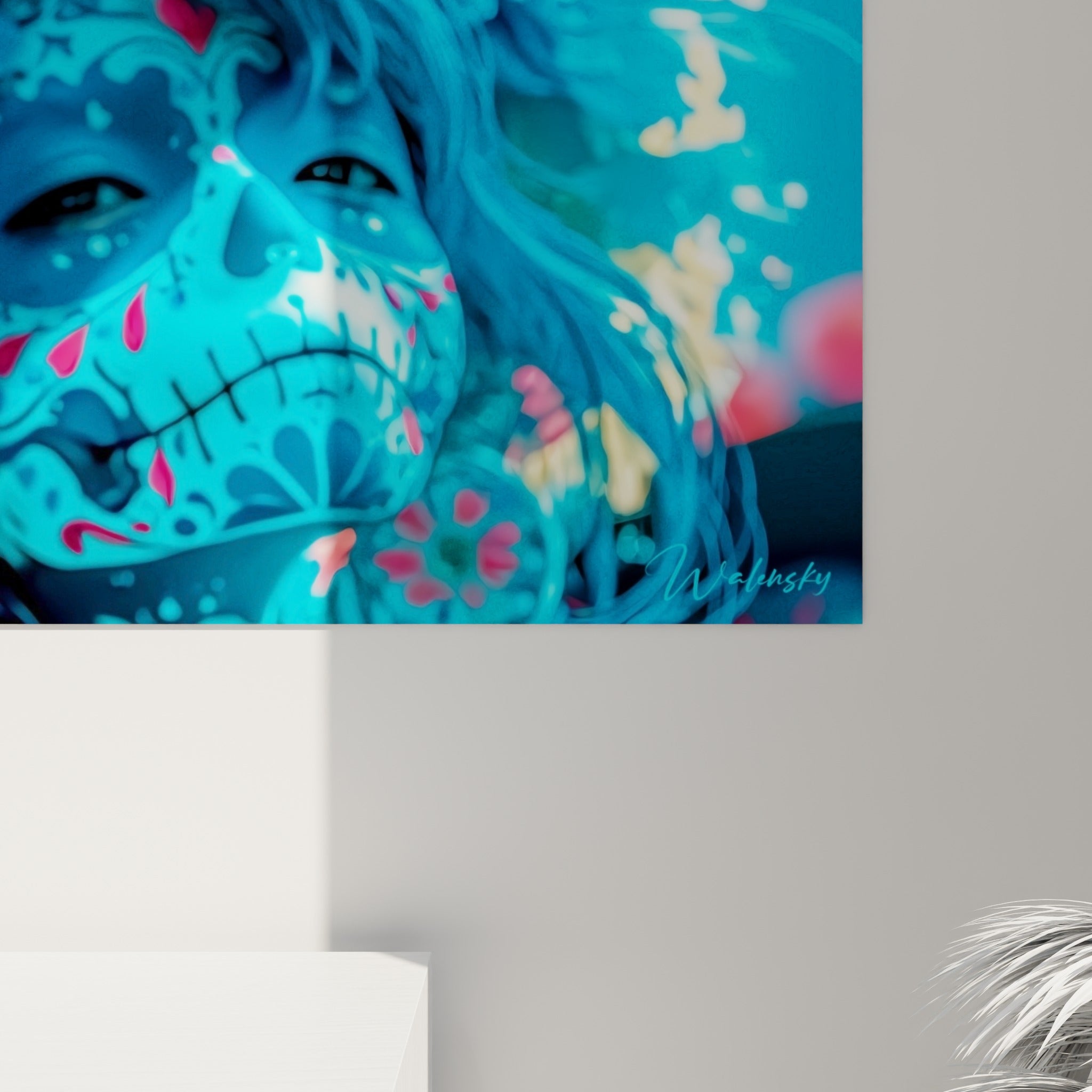 Grain de l'impression révélant les éclats fuchsia et le bleu profond du crâne Dia de los Muertos en gros plan.