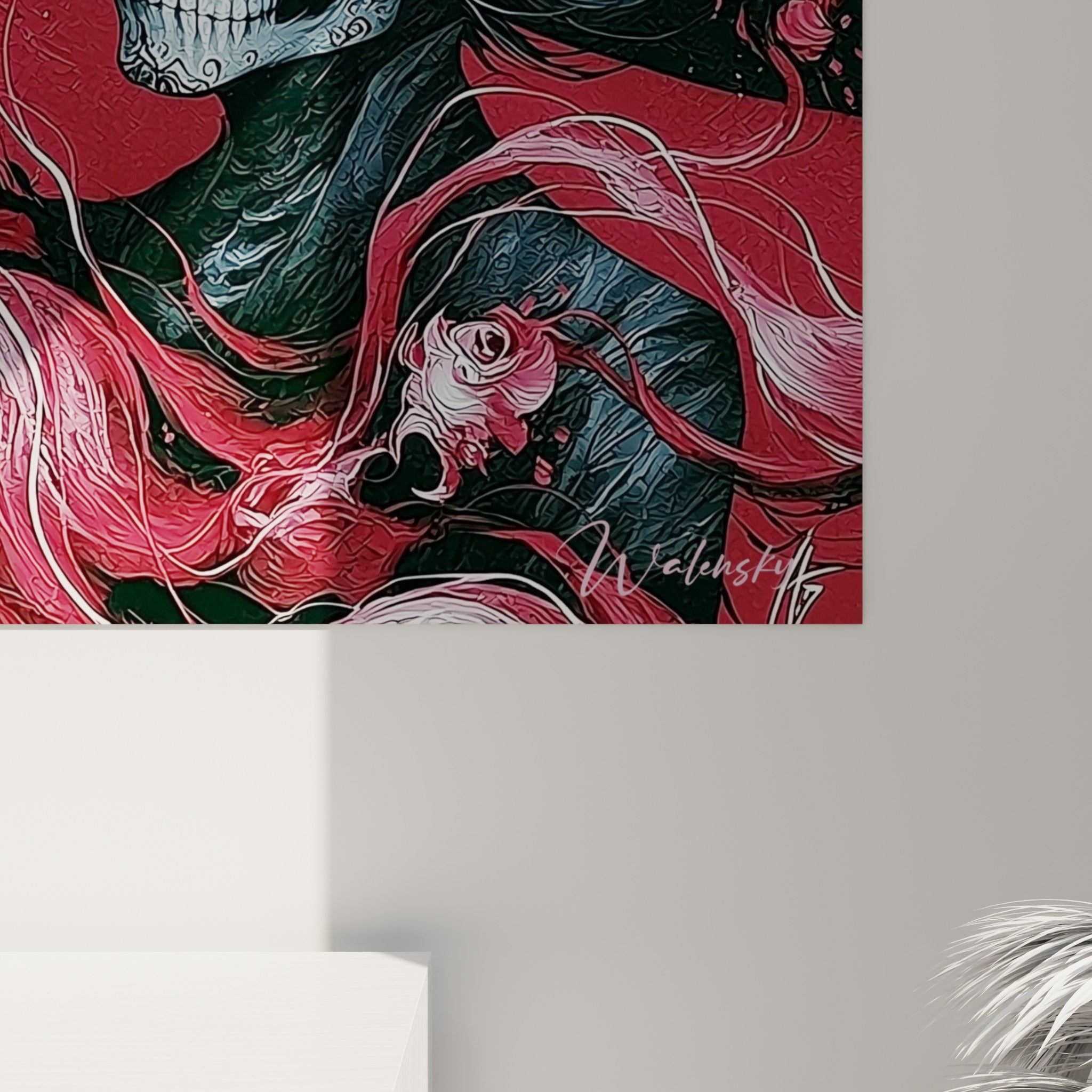 Détail des motifs gravés sur l'os blanc ivoire et des coulures rouge sang entre les pétales de roses