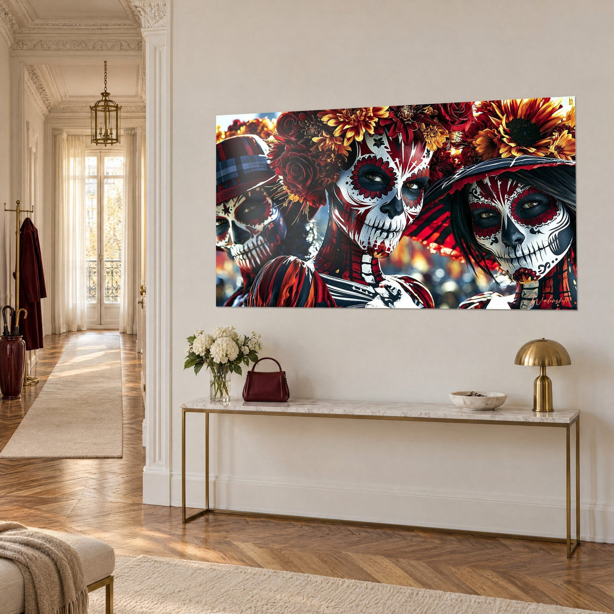 Tableau catrinas aux roses pourpres et chrysanthèmes orangés, chapeaux à carreaux, sur un mur beige d'un couloir haussmannien