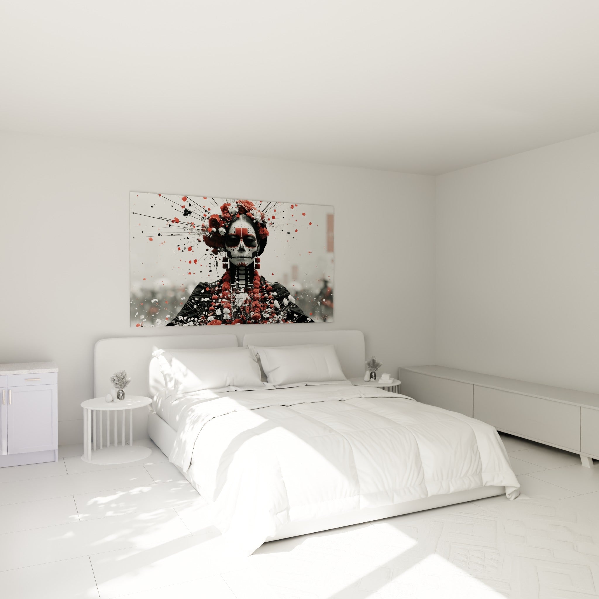 Visage peint en blanc, roses rouges et traits graphiques noirs, accroché au-dessus d'un lit dans une chambre claire