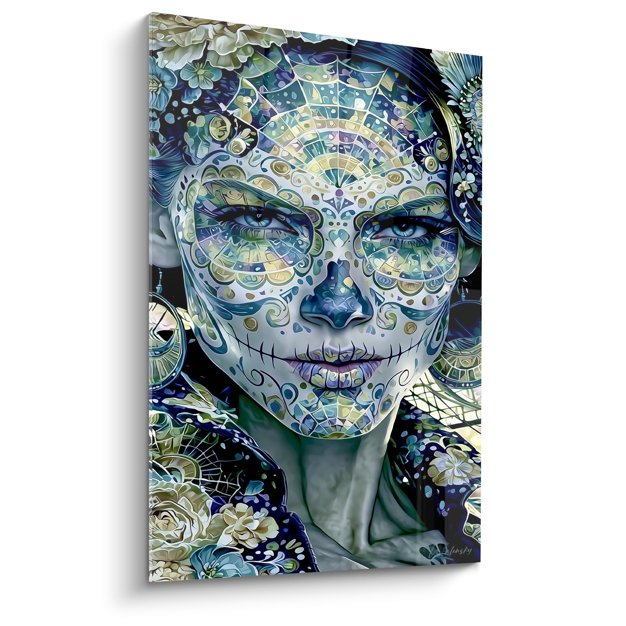 Visage Dia de los Muertos peint en blanc, motifs bleu marine et dorés, fleurs dans les cheveux