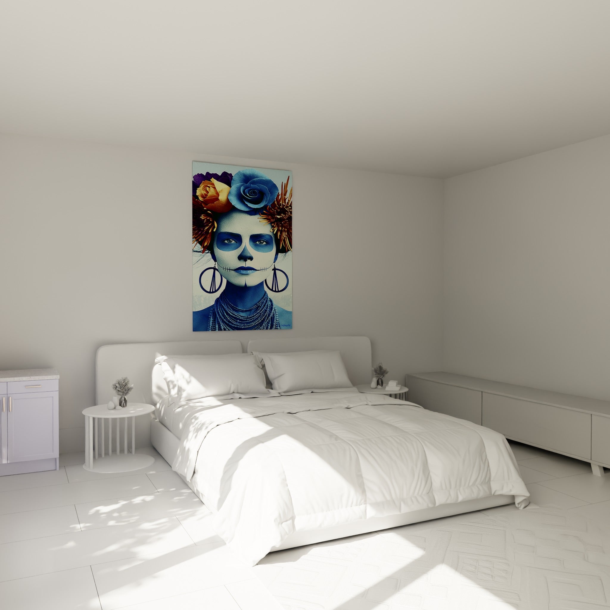 Visage peint bleu et roses jaunes du Dia de los Muertos accroché au-dessus d'un lit dans une chambre claire
