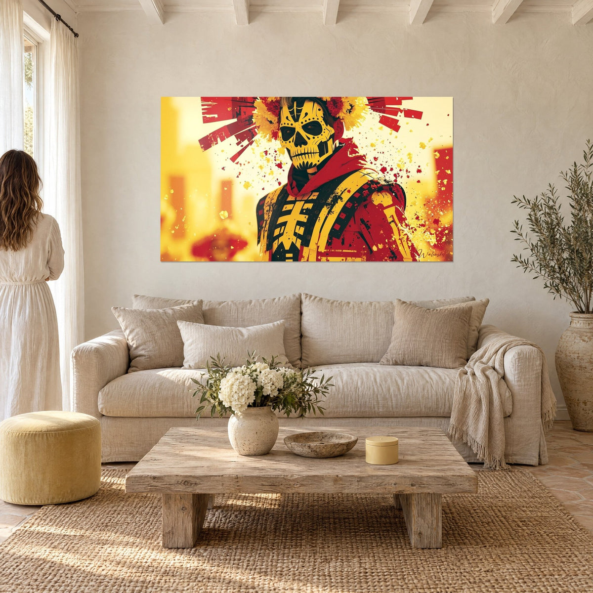 Πίνακας κρανίο calavera ζωγραφισμένο σε κίτρινο και κόκκινο, στεφάνι από καλέντουλες, κατακόκκινο κασκόλ, πάνω από καναπέ σε φωτεινό σαλόνι