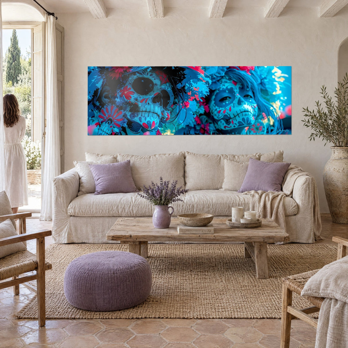 Tableau calavera aux orbites noires et pétales fuchsia, bleu électrique et rose vif, au-dessus d'un canapé dans un salon lumineux