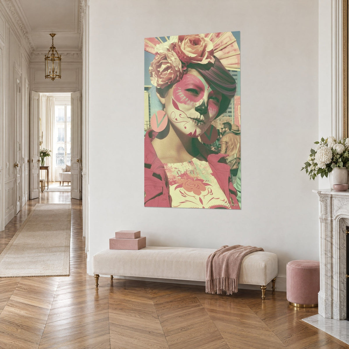 Tableau visage de catrina rose et blanc, couronne de roses pâles, éventail rosé, accroché dans un couloir haussmannien en trois-quarts