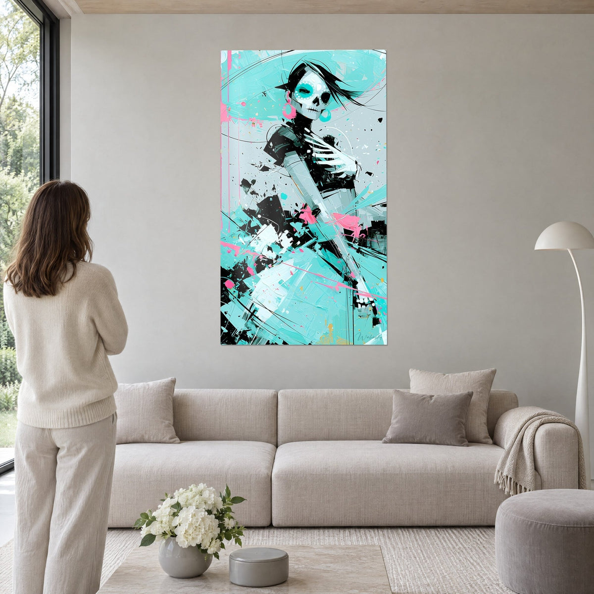Tableau Catrina au crâne de sucre, chapeau turquoise et boucles roses, éclaboussures noires, au-dessus d'un canapé dans un salon lumineux