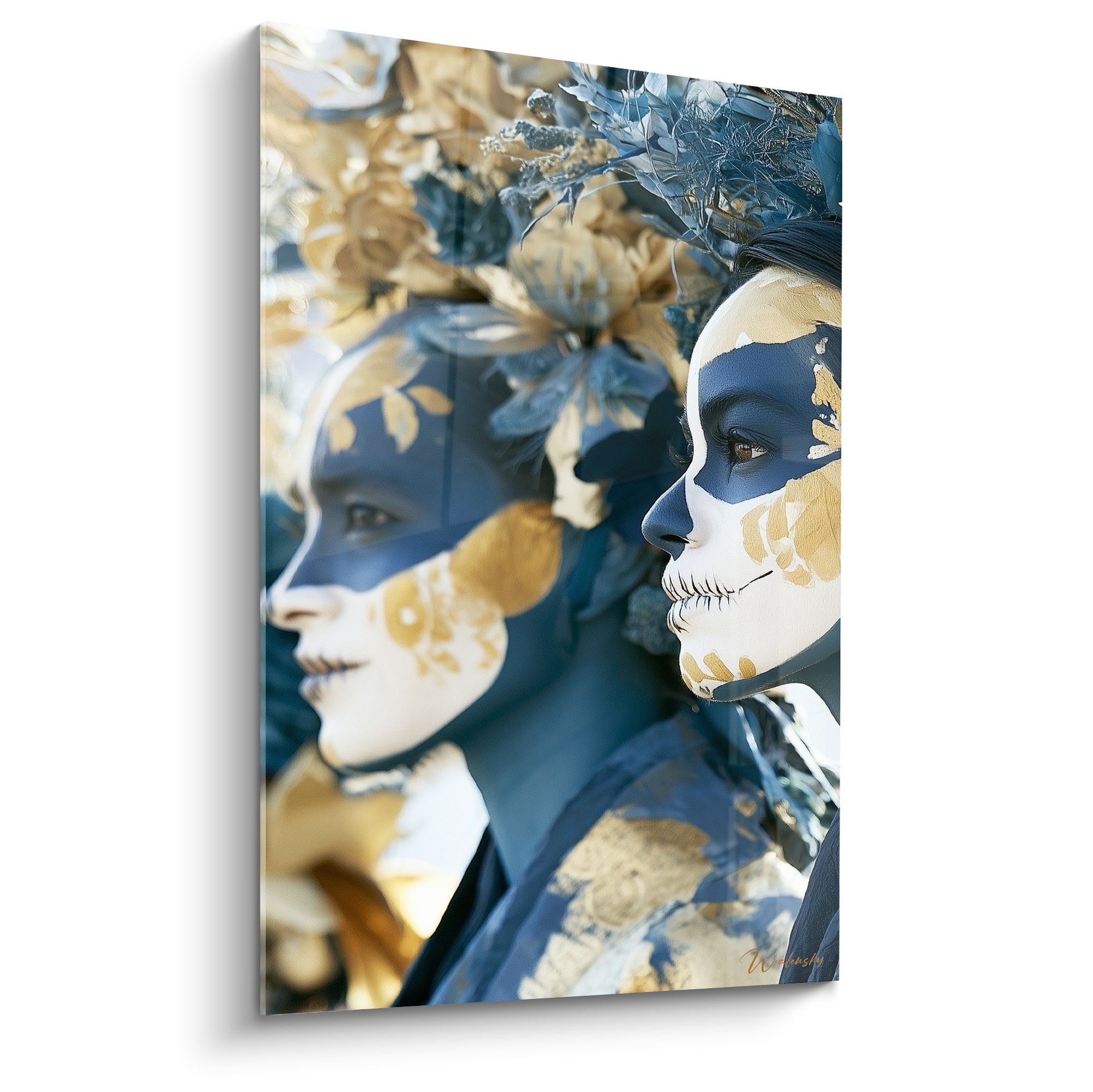 Visages Dia de los Muertos peints en bleu marine et doré, motifs floraux, profil recueilli