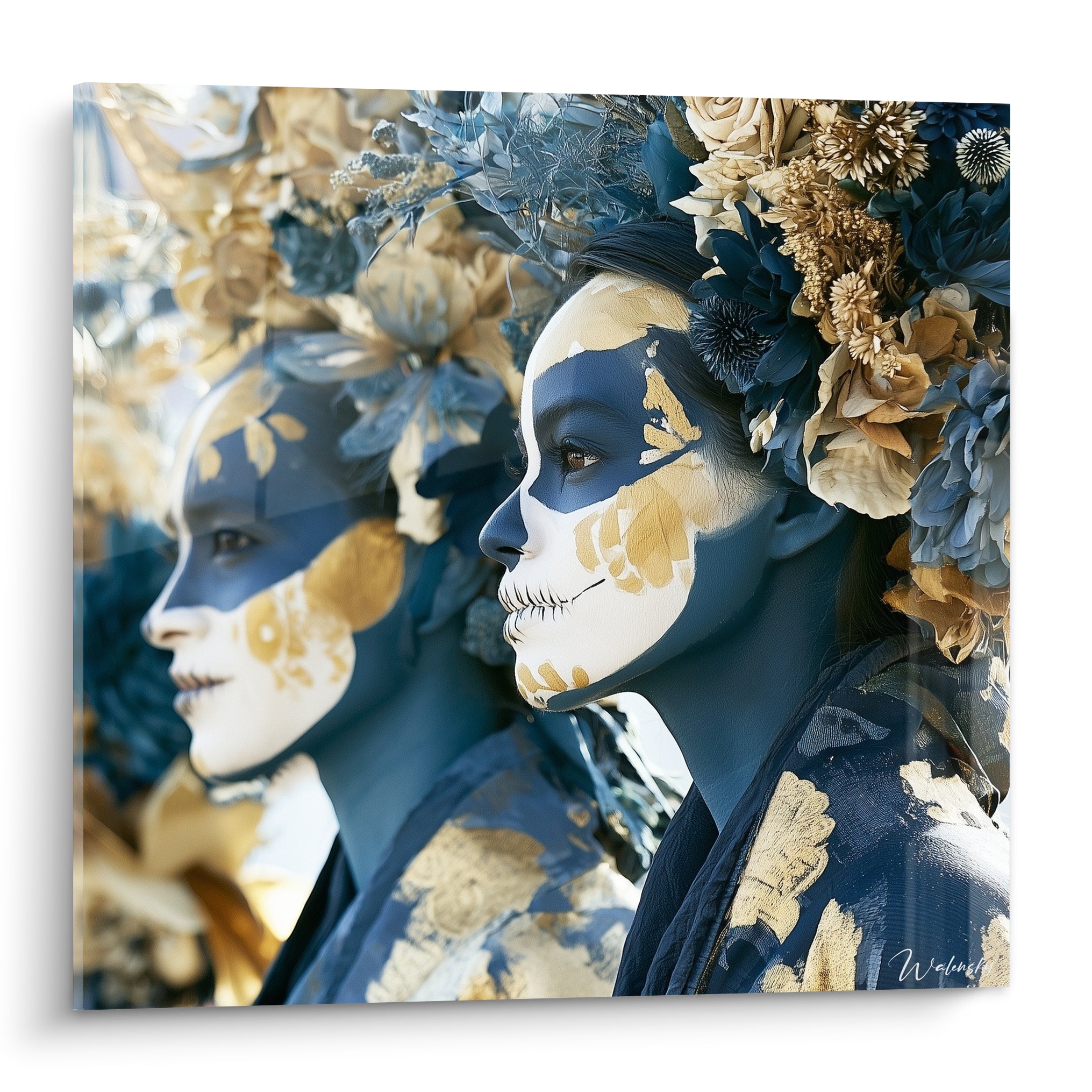 Deux profils Dia de los Muertos maquillés bleu marine et doré, couronnés de fleurs séchées ocre