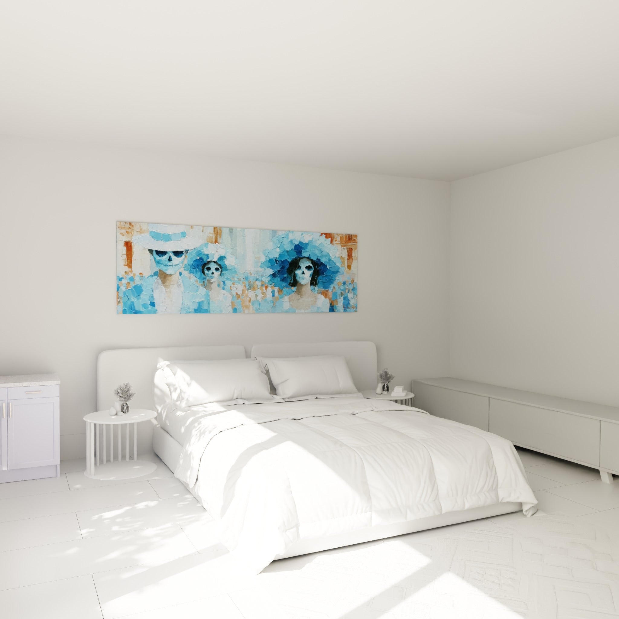 Trois visages crâniens bleu et ocre du Dia de los Muertos, au-dessus d'un lit dans une chambre claire
