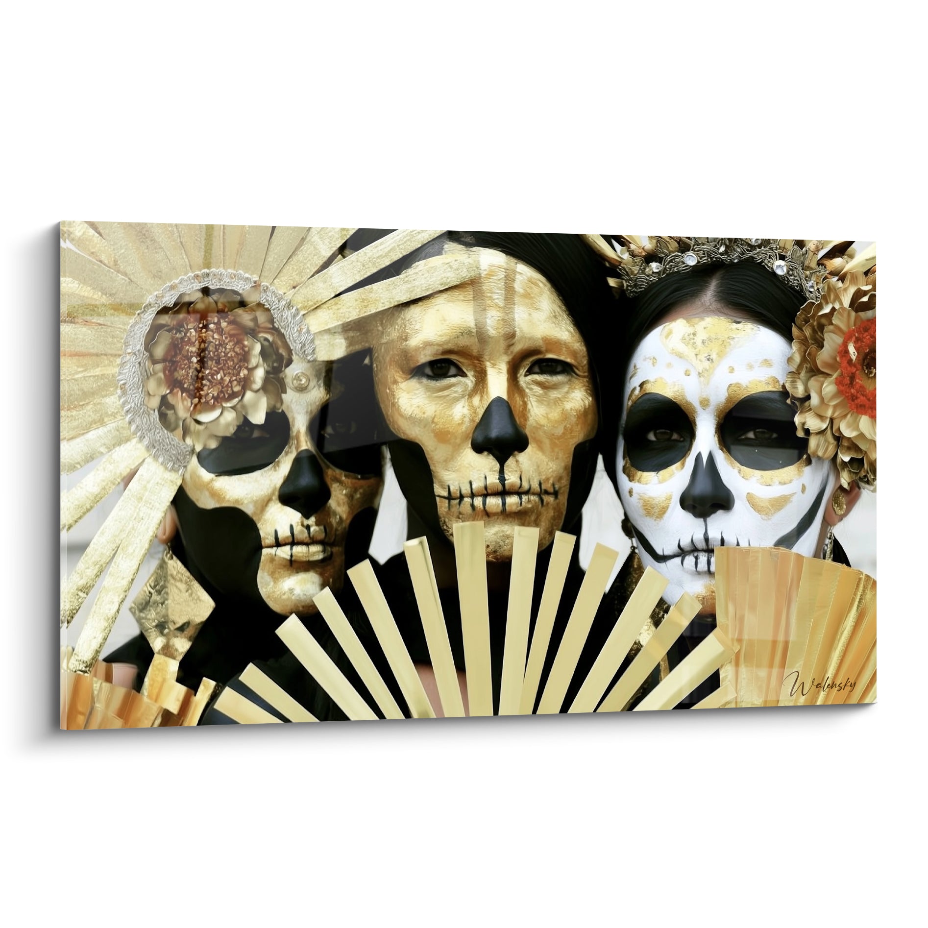 Trois visages maquillés en crânes dorés et noirs, coiffes fleuries, tableau Dia de los Muertos plein cadre