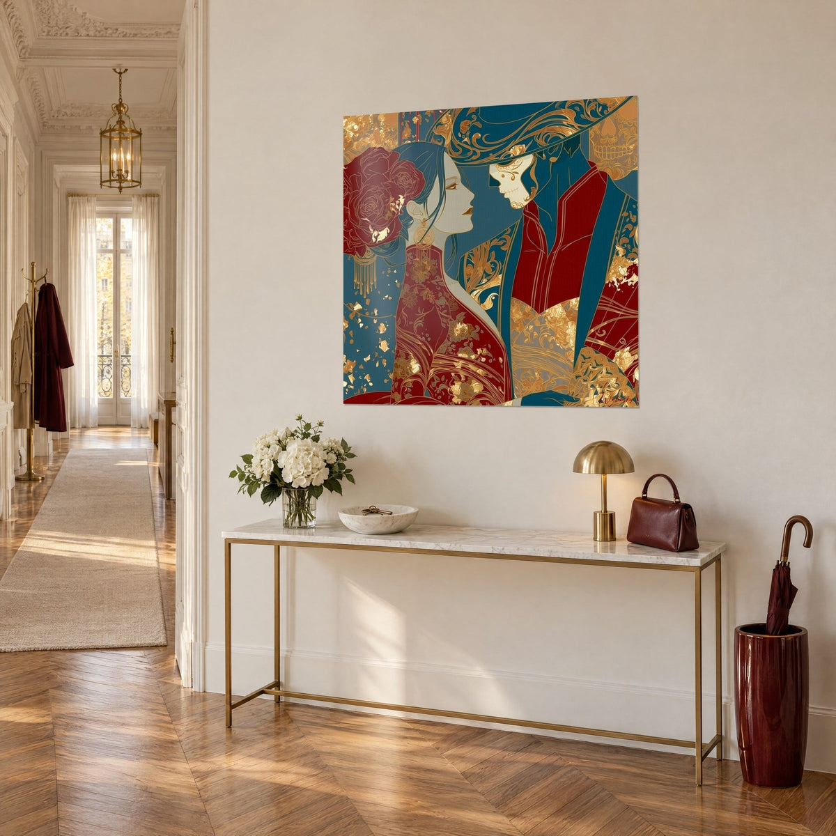 Quadro innamorati in kimono rosso ricamato d'oro, profili uno di fronte all'altro su sfondo blu petrolio, vista di tre quarti, console bianca e corridoio