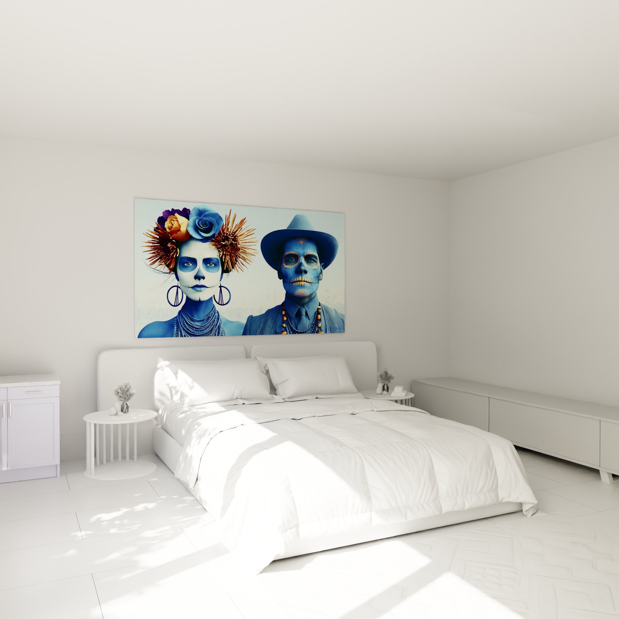 Visages peints en bleu profond du Dia de los Muertos, fleurs orangées, au-dessus d'un lit dans une chambre claire