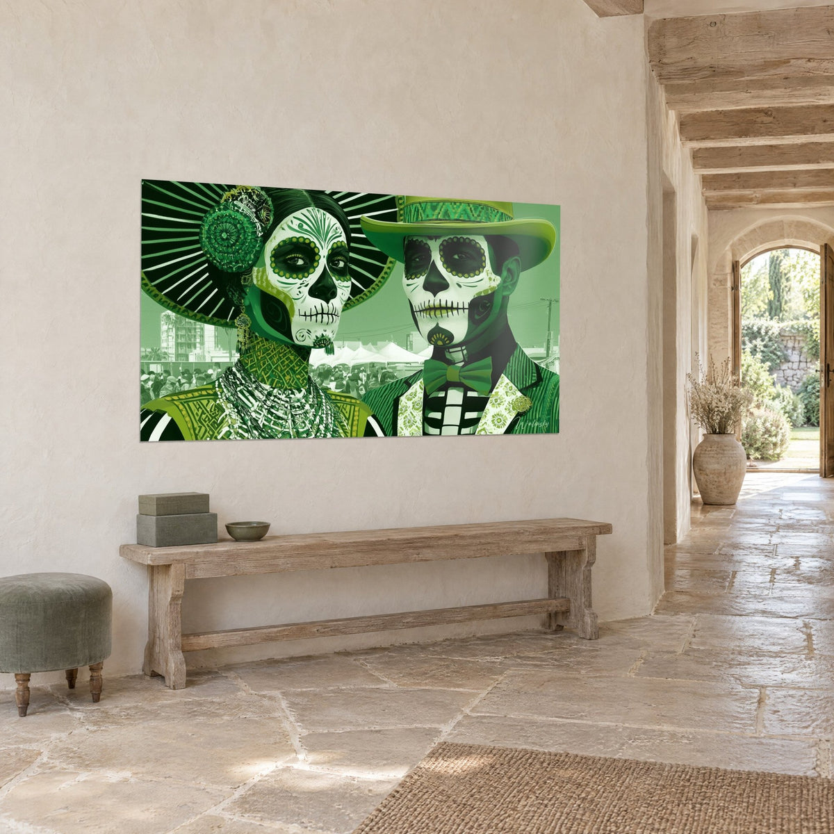 Quadro ritratto di due volti di calavera dipinti, papillon verde oliva e cilindro, su parete di pietra beige