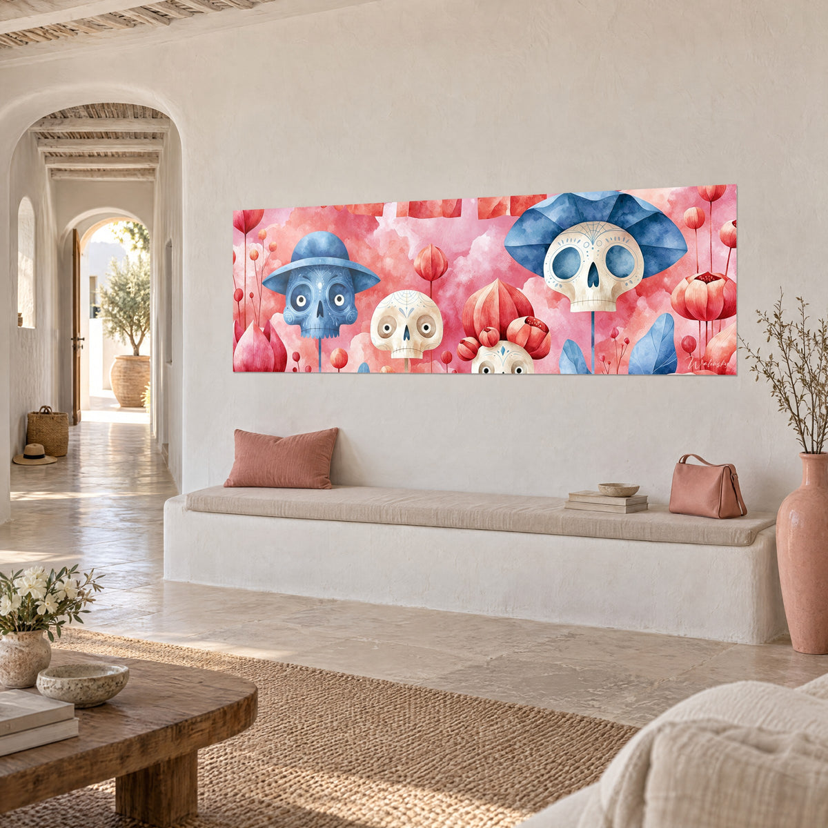 Schilderij van calaveras in ivoor en leisteenblauw op een aquarel roze achtergrond, schuin opgehangen in een mediterrane woonkamer