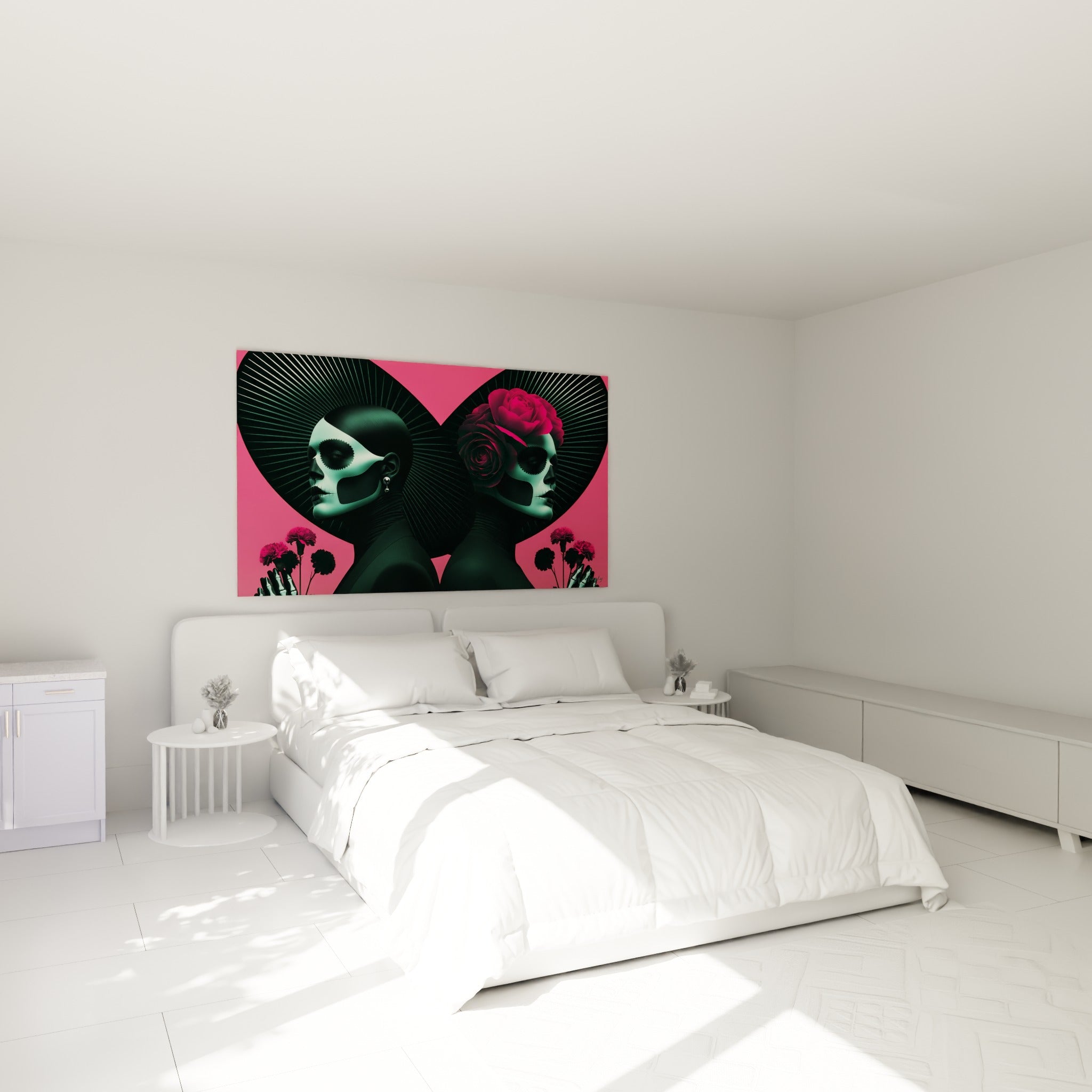 Visages symétriques du Dia de los Muertos en turquoise et rose accrochés au-dessus d'un lit dans une chambre claire