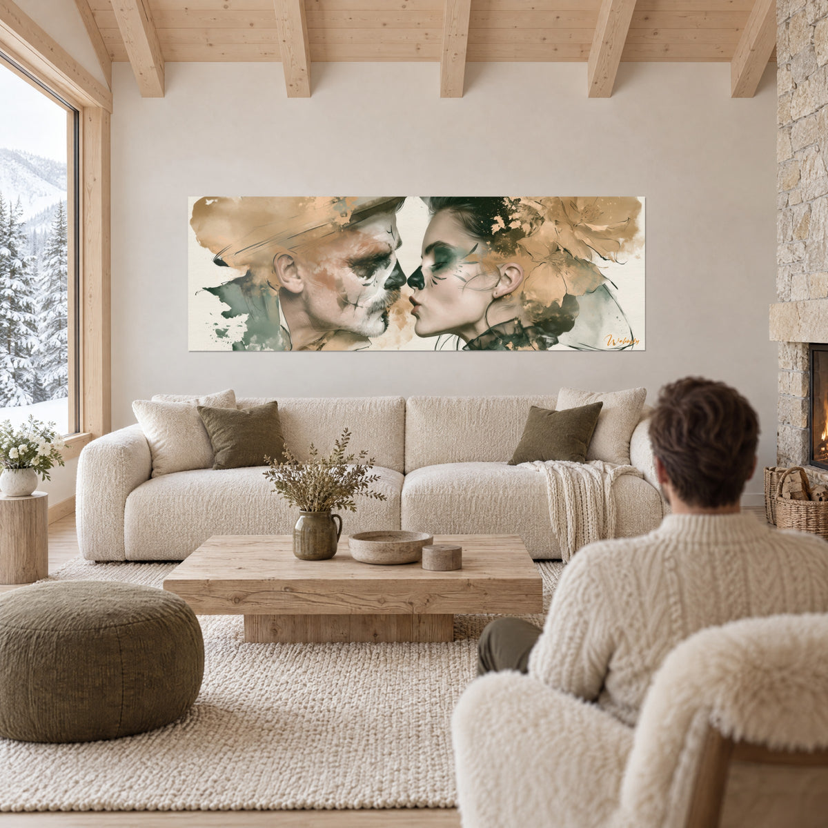 Gemälde zweier sich berührender Totenkopf-Gesichter, Ocker- und Salbeigrüntöne, aquarellierte Blumen, über einem Sofa in einem hellen Wohnzimmer