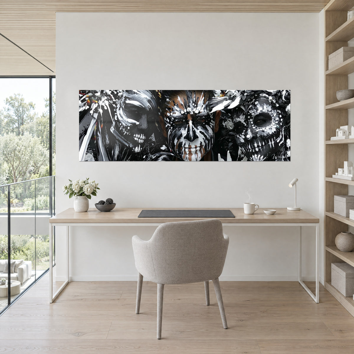 Schilderij met Dia de los Muertos-maskers met witte bloemmotieven op diep zwart, opvallende neus in koperkleur, hangend boven een lichte houten bureau en een grijze stoel