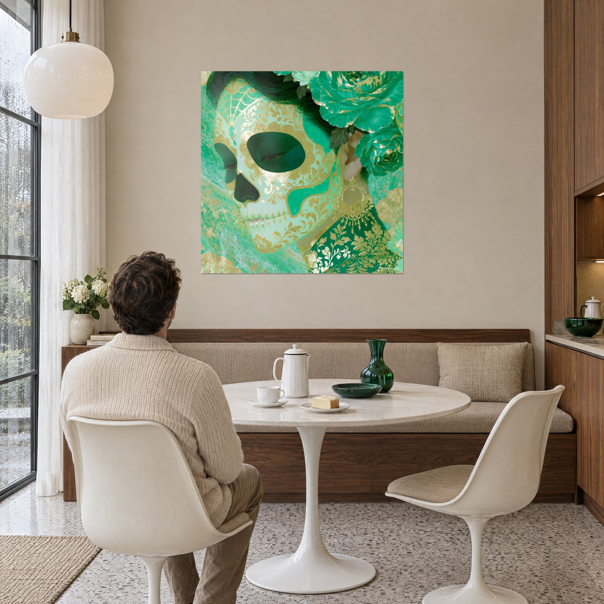 Gemälde Totenkopf mit goldenen Filigranen auf türkisem Grund, große grüne Rose, gegenüber einem Paar am Tisch nahe einer Fensterfront