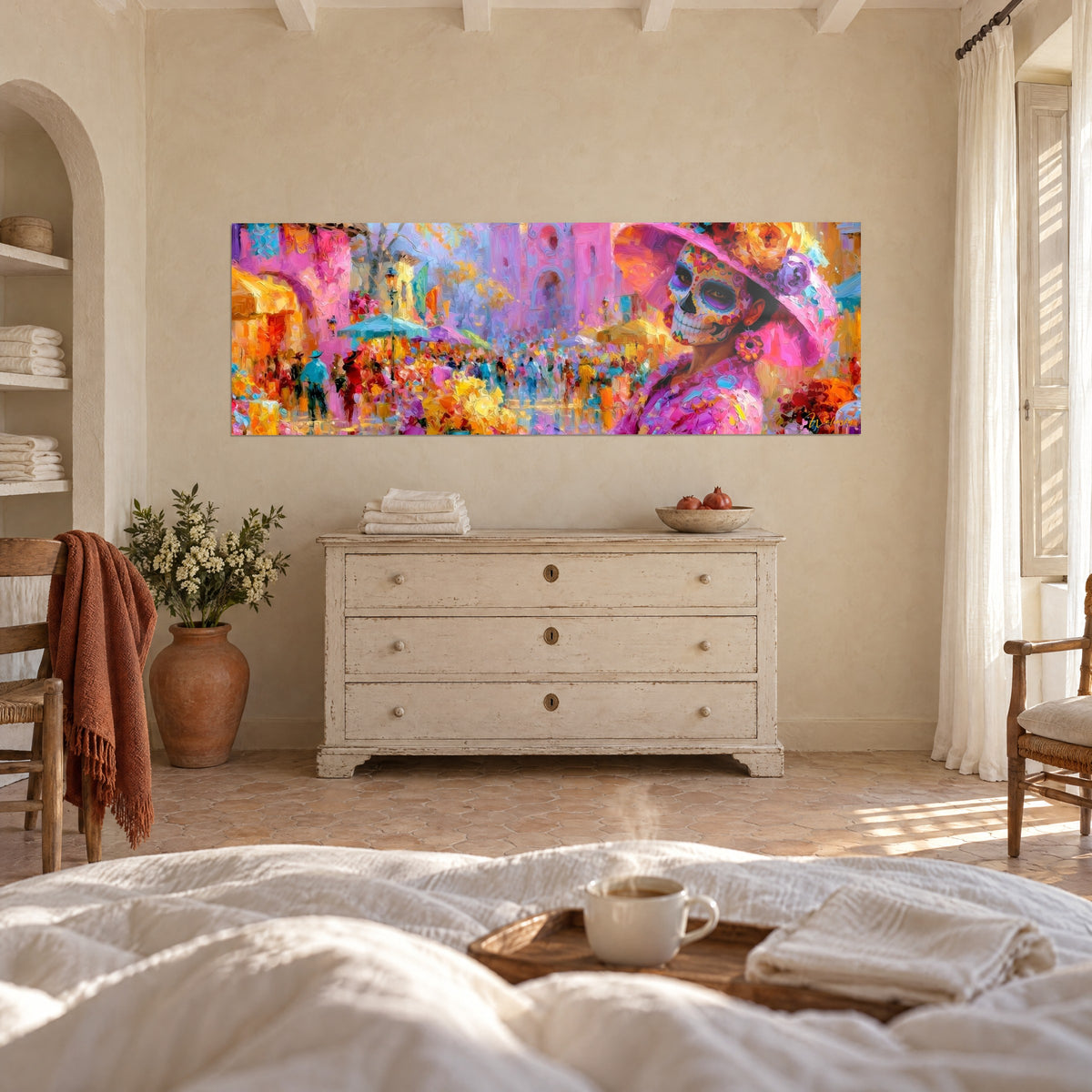 Schilderij Mexicaans feest met gele bloemen en de roze hoed van een skeletdame, boven een bed in een lichte slaapkamer