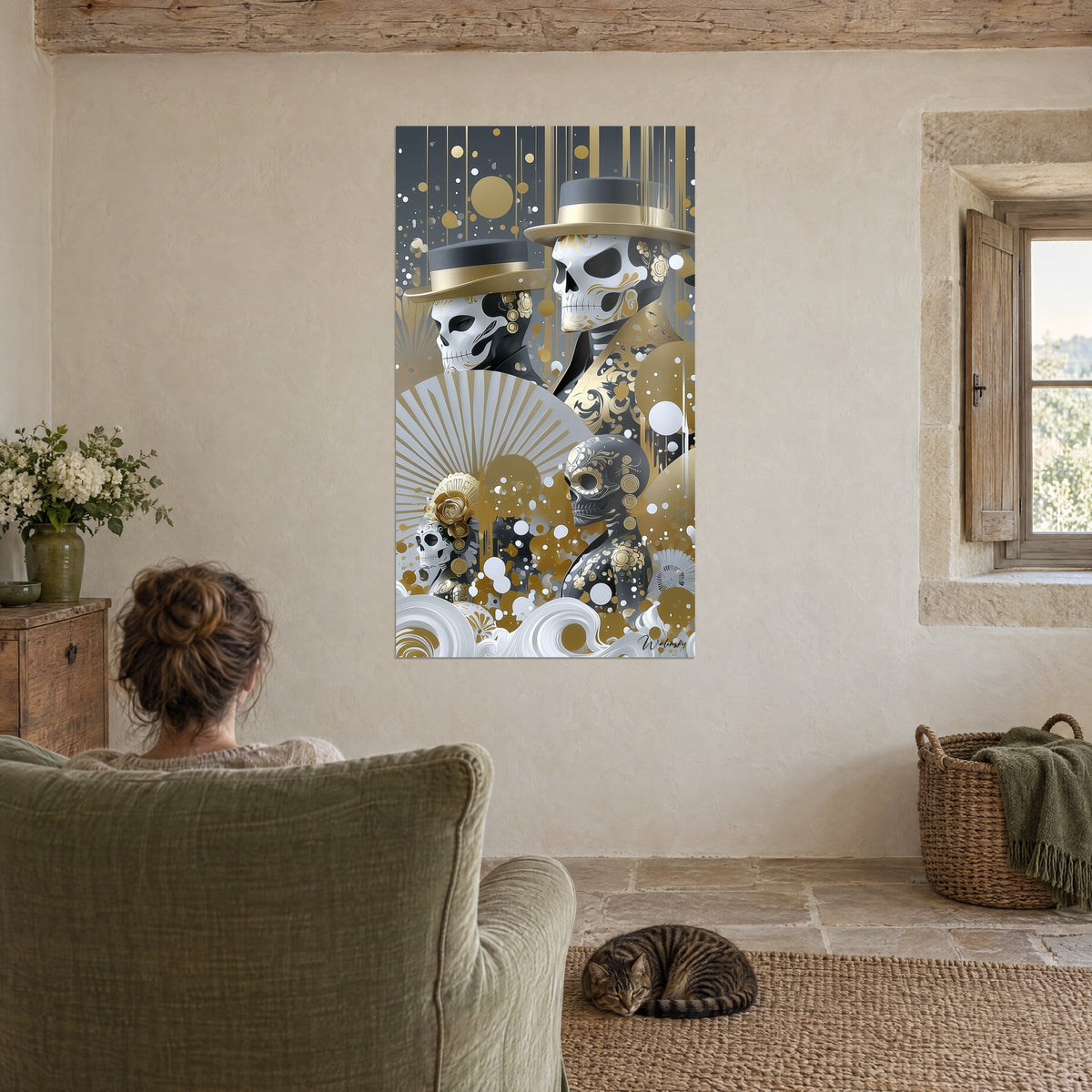 Schilderij Dia de los Muertos in grijs, wit en goud, geschilderde schedels met hoeden, witte golven, getijgerde kat liggend aan de voet van de fauteuil