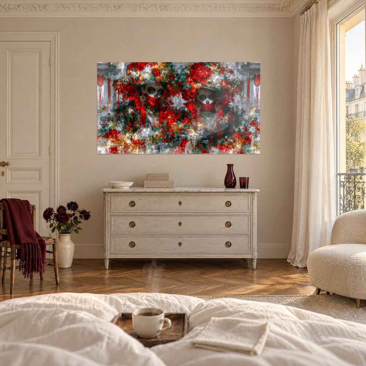 Gemälde maskierter Frauen als Zuckerschädel, Kopfschmuck aus roten Pfingstrosen und smaragdgrünem Laub, über einem Bett in einem hellen Schlafzimmer
