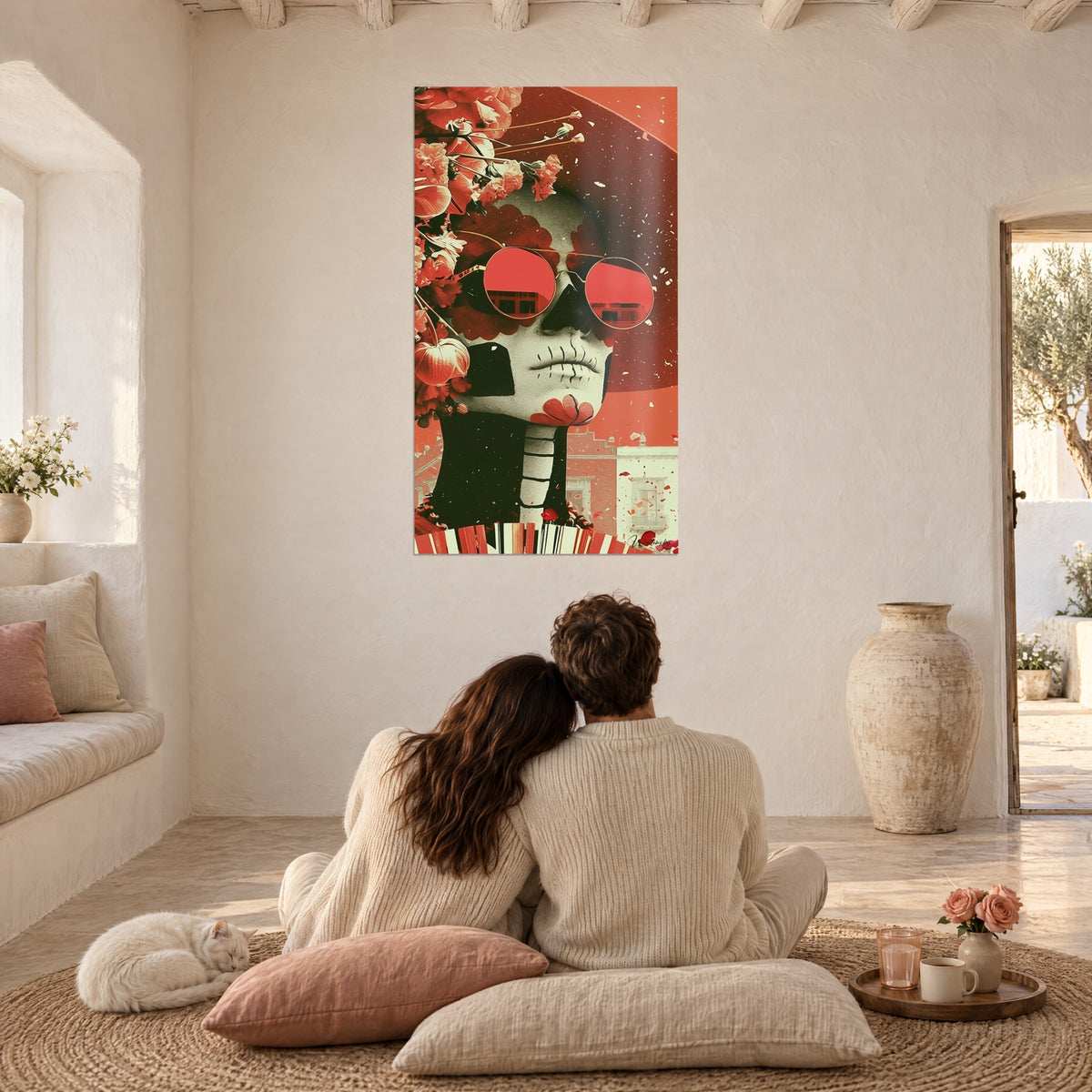Gemälde Festliche Dia-de-los-Muertos-Maske in leuchtendem Rot und Cremeweiß, Paar von hinten auf Kissen, ruhige Katze, mediterranes Wohnzimmer