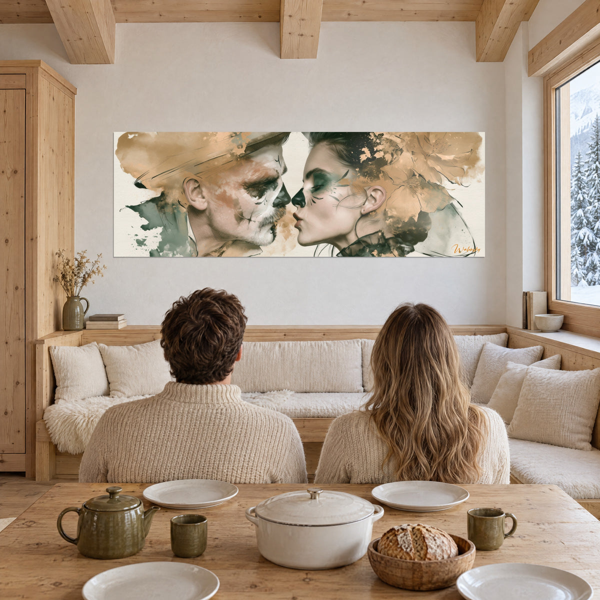 Gemälde eines geteilten Atemzugs zwischen zwei geschminkten Gesichtern, ockerfarbene und grüne Aquarelltupfer, Holzhütte, Paar von hinten auf einem Sofa