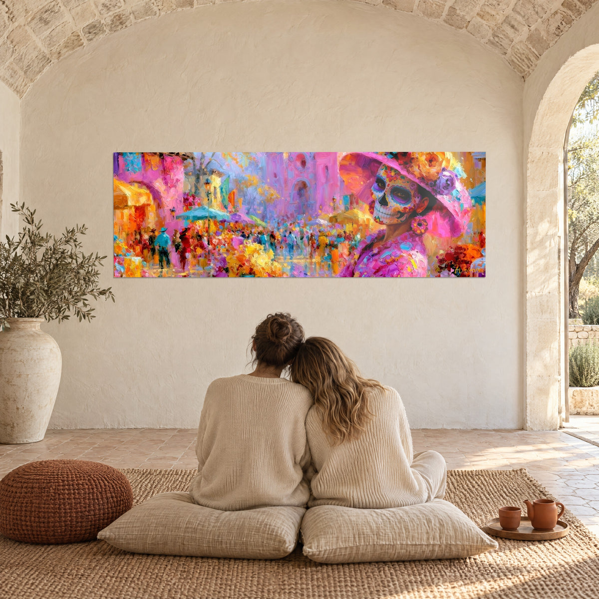 Schilderij dame met calavera-masker, roze hoed en amberkleurige bloemen, feestelijk paars plein, gewelfde muur van de mas, stel van achteren