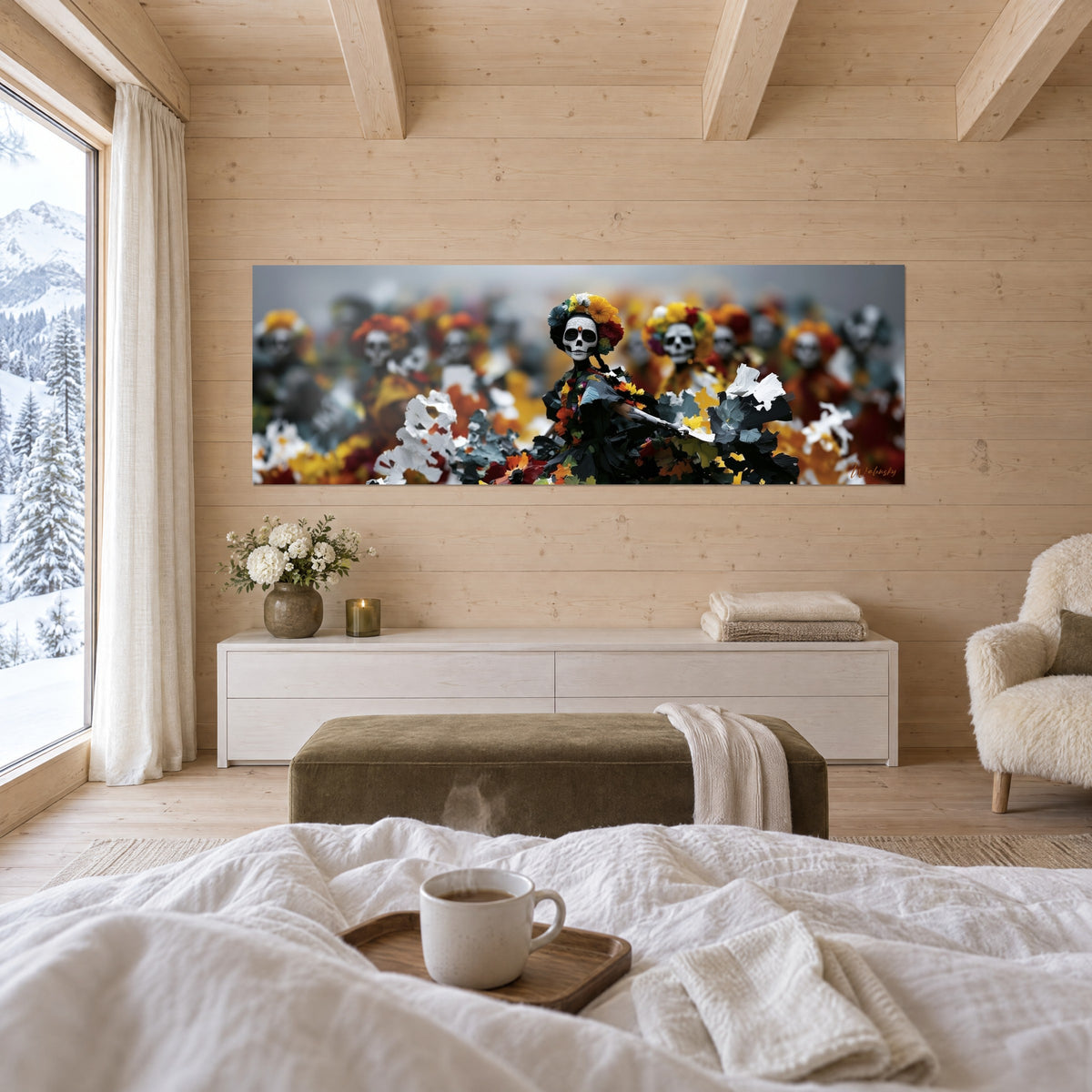 Gemälde mexikanischer Totenkopf mit Hut aus gelben und roten Blumen, Kleid aus schwarzem Papier, über einem Bett in einem hellen Schlafzimmer