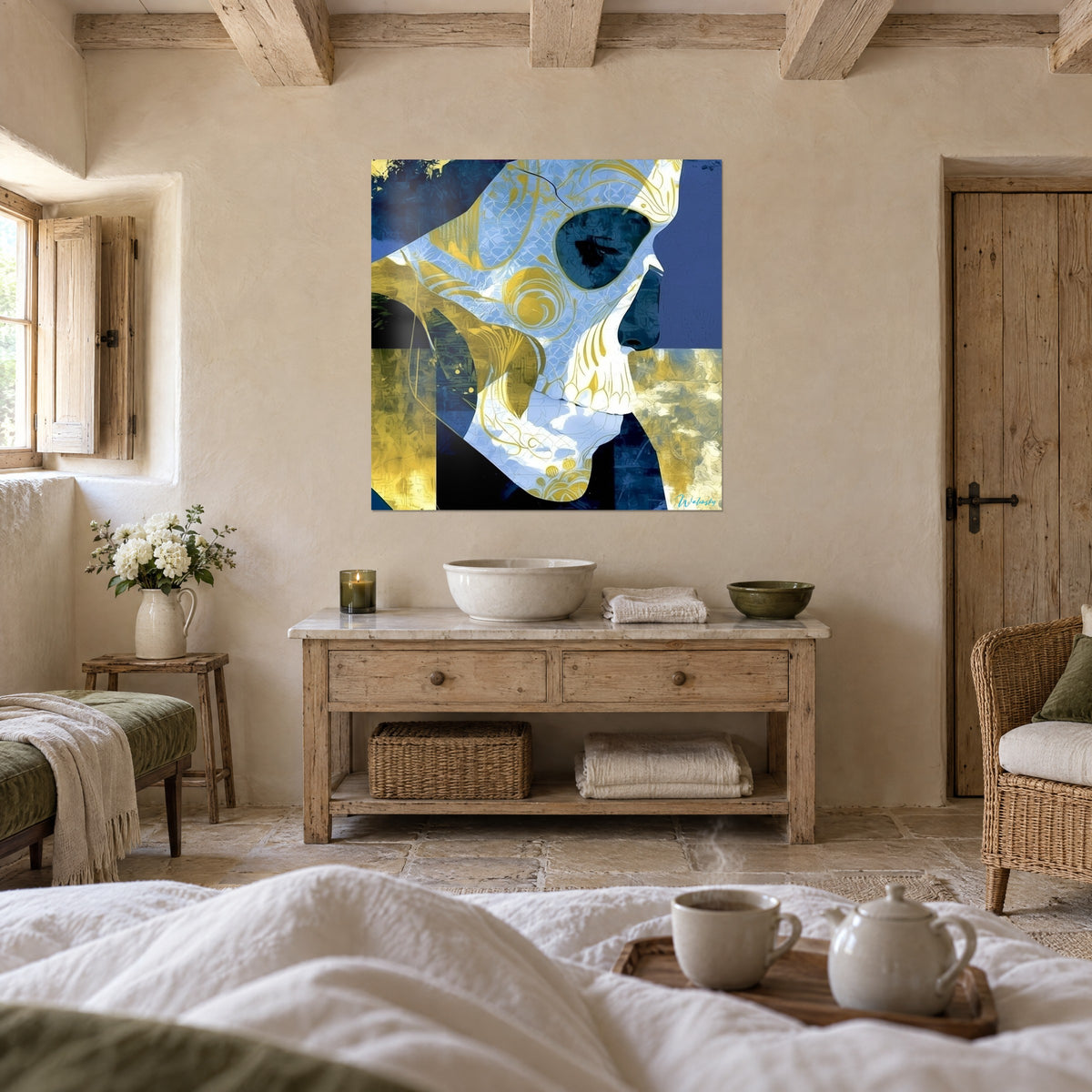 Gemälde Skelett im Profil in Marineblau und Gold, mit spiralförmig verzierten Zähnen, über einem Bett in einem hellen Schlafzimmer