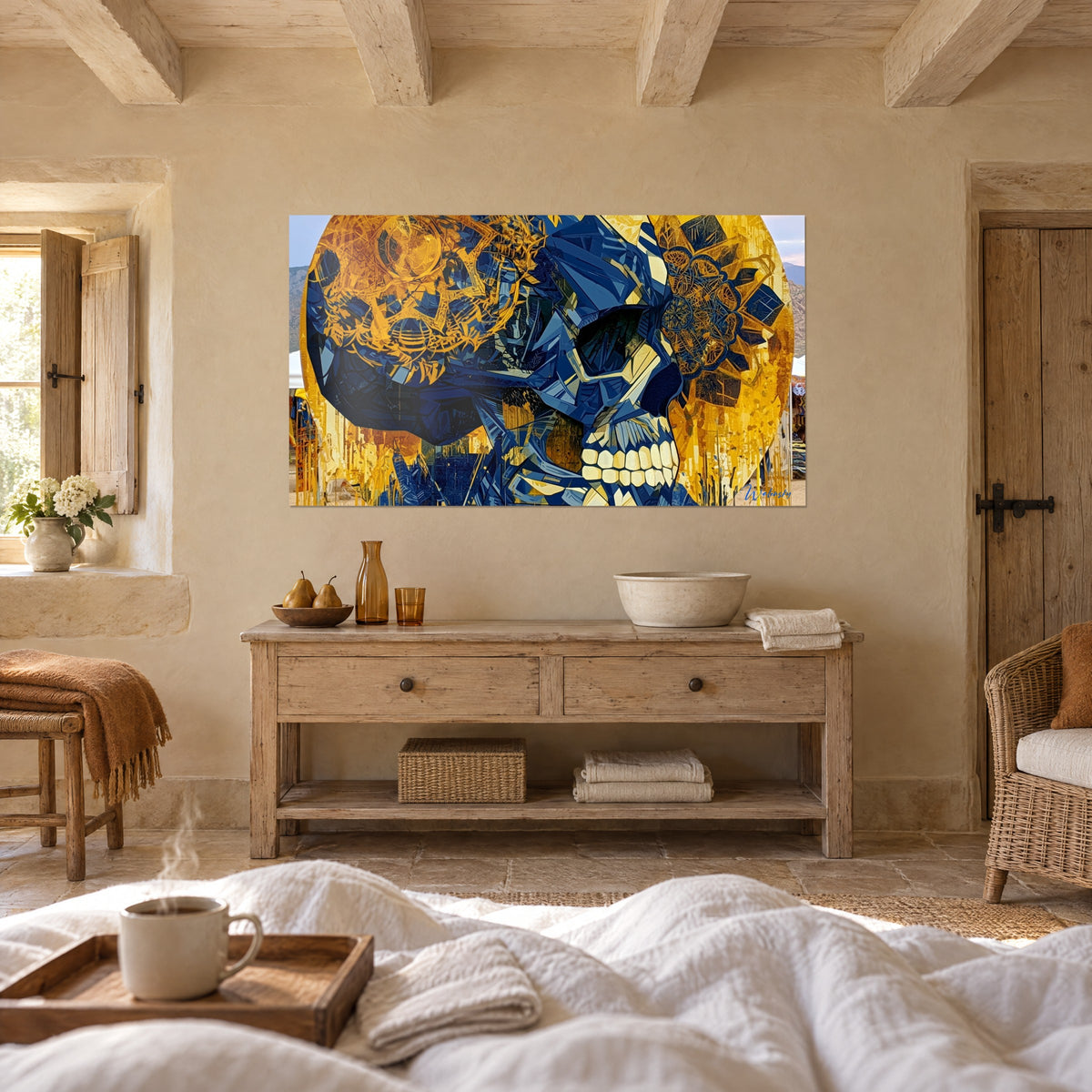 Gemälde Calavera mit marineblauen und safrangelben Facetten, goldene Läufer an den Rändern, über einem Bett in einem hellen Schlafzimmer