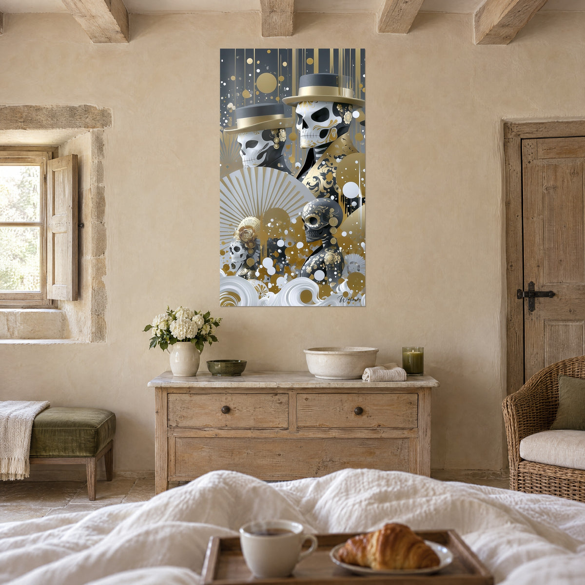 Schilderij elegante calaveras met witte waaier, grijze en gouden barokmotieven, boven een bed in een lichte slaapkamer