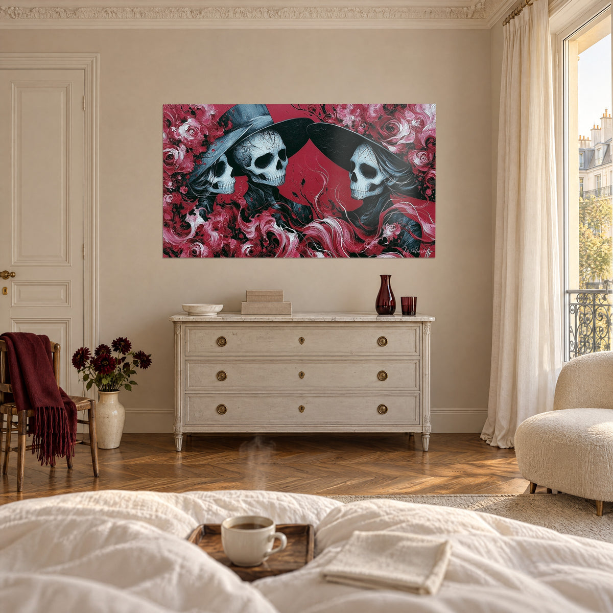 Gemälde Trio aus Calaveras mit schwarzem Hut zwischen himbeerfarbenen Rosen, weiße Kommode, helles Schlafzimmer im Haussmann-Stil