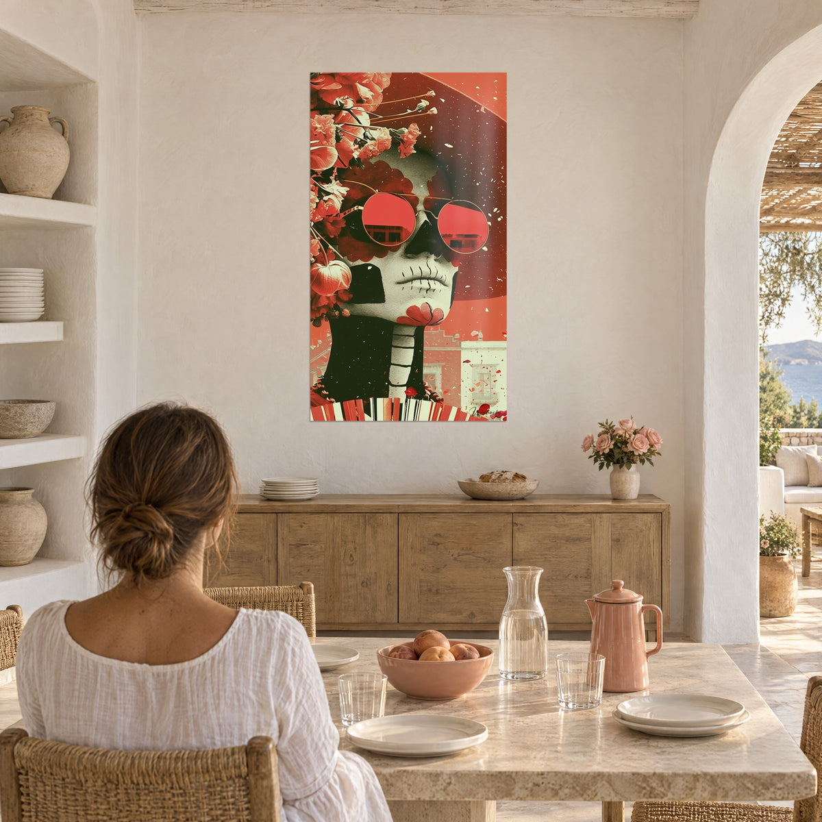 Gemälde Catrina-Porträt mit goldenen Brillengestellen, lachsfarbene Blumen, granatroter Hut, Frau von hinten am Tisch in einer sonnigen Küche