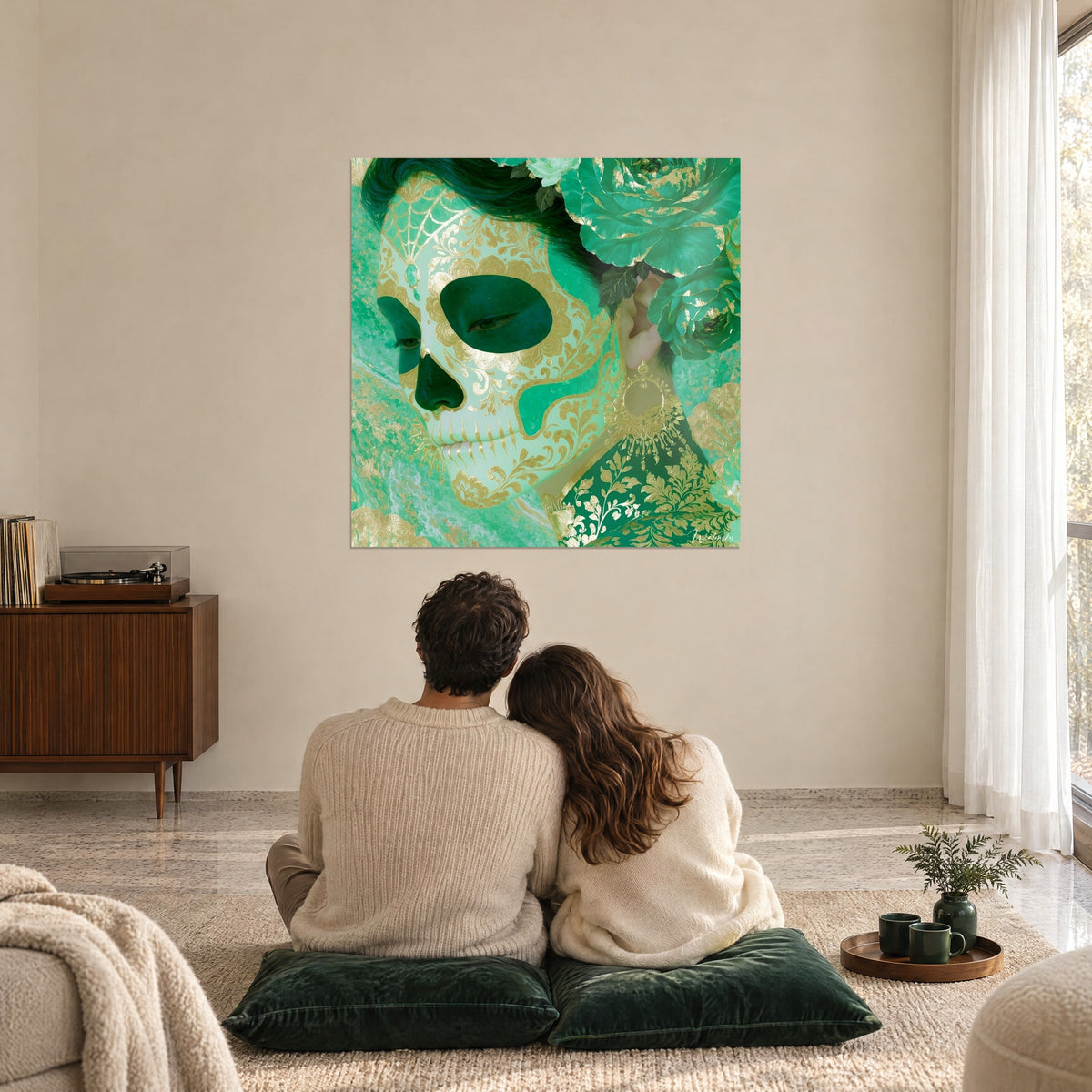 Gemälde Santa Muerte in Smaragd und Gold, mit Blattgold gesäumte grüne Pfingstrosen, betrachtet von einem Paar auf Kissen