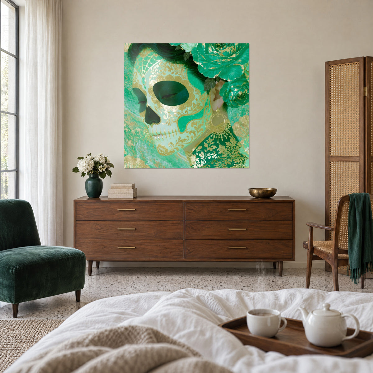 Gemälde Frau mit Skelettmaske in Smaragd und Gold, grüne Rosen im Haar, über einem Bett in einem hellen Schlafzimmer
