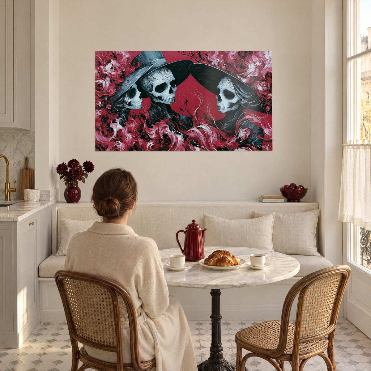 Gemälde makabrer Totentanz weißer Schädel unter anthrazitfarbenen Hüten, rote und rosa Wirbel, cremefarbene Polsterbank, Salon im Haussmann-Stil