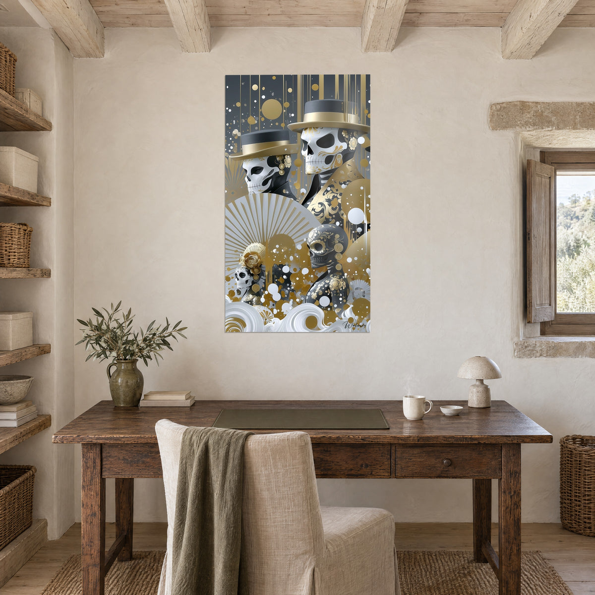 Schilderij schedels beeldhouwwerk met gouden bloemen, stralende witte waaier en grijze hoeden, naast een antiek houten bureau