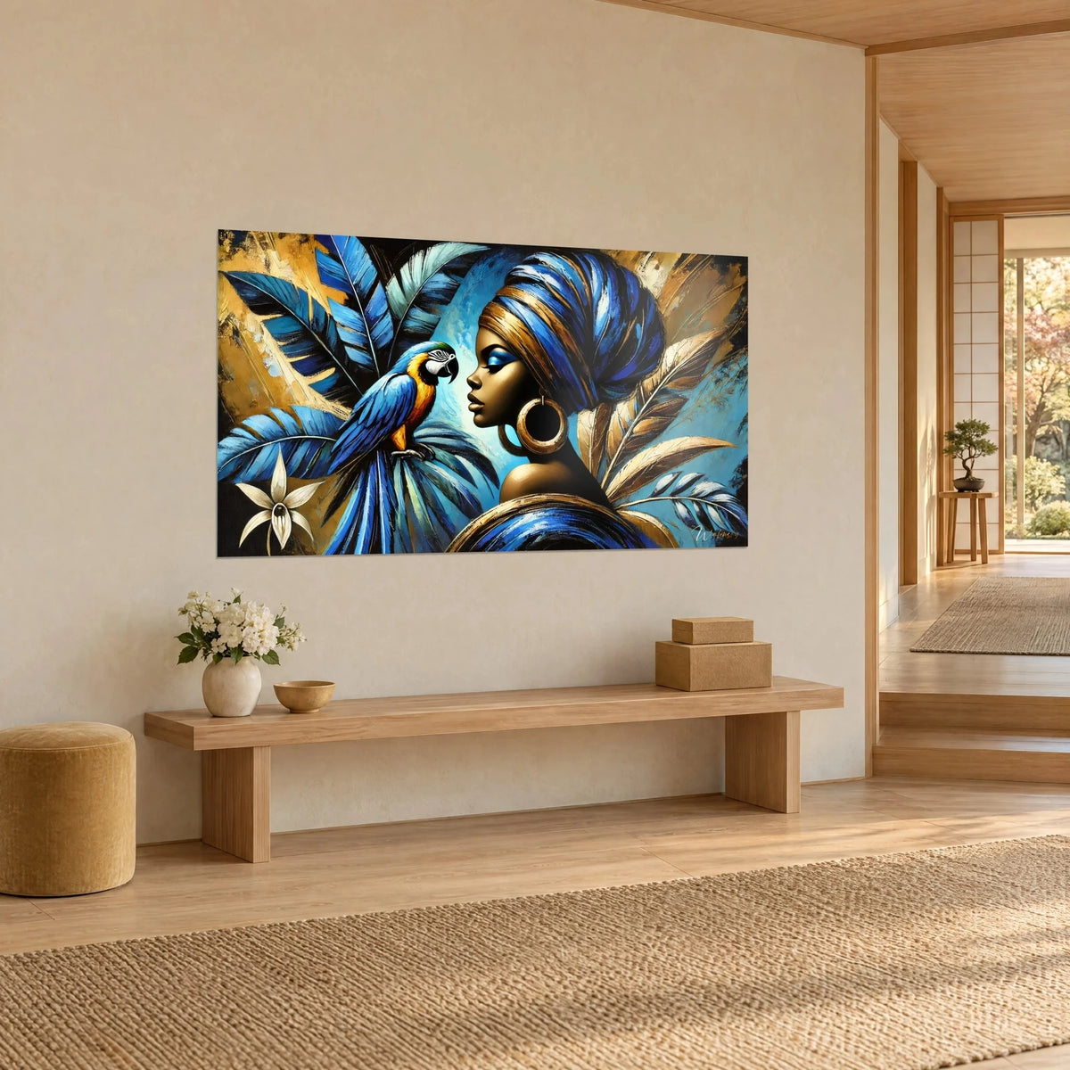 Quadro ritratto di profilo, orecchino dorato, pappagallo azzurro e foglie di palma ocra su una parete beige, corridoio japandi