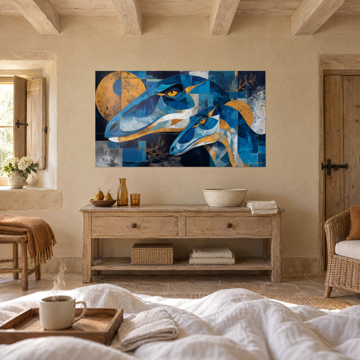Cuadro de dinosaurio de perfil en planos azul marino y amarillo mostaza, ojo ámbar, sobre una cama en un dormitorio luminoso