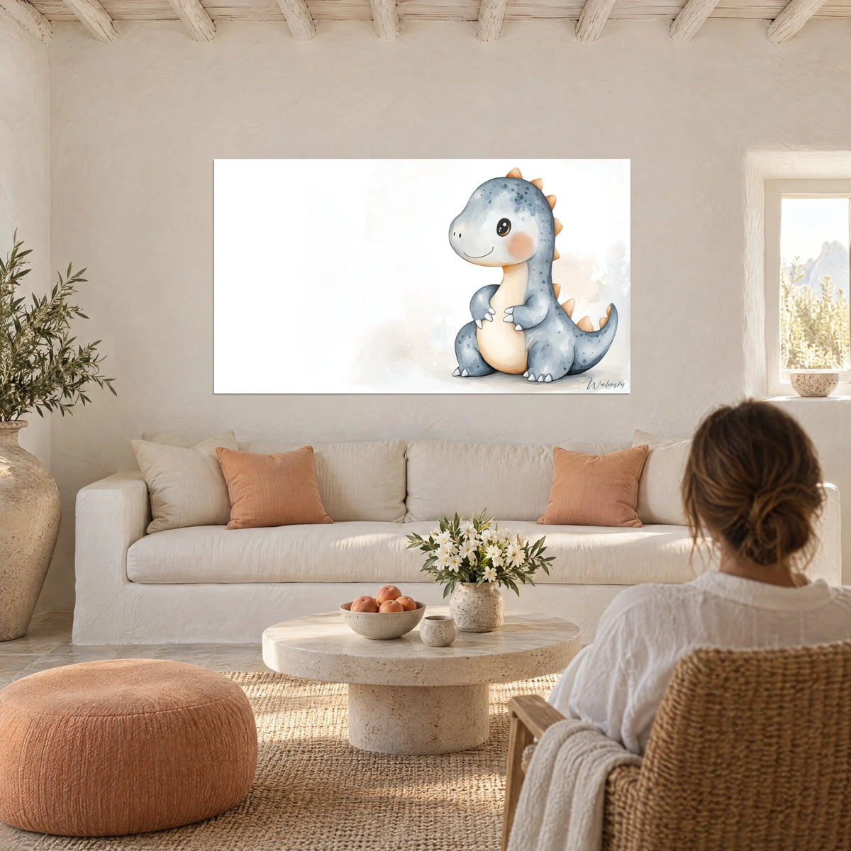 Quadro di un cucciolo di dinosauro grigio-azzurro con creste arancioni e sorriso tenero, sopra un divano in un soggiorno luminoso