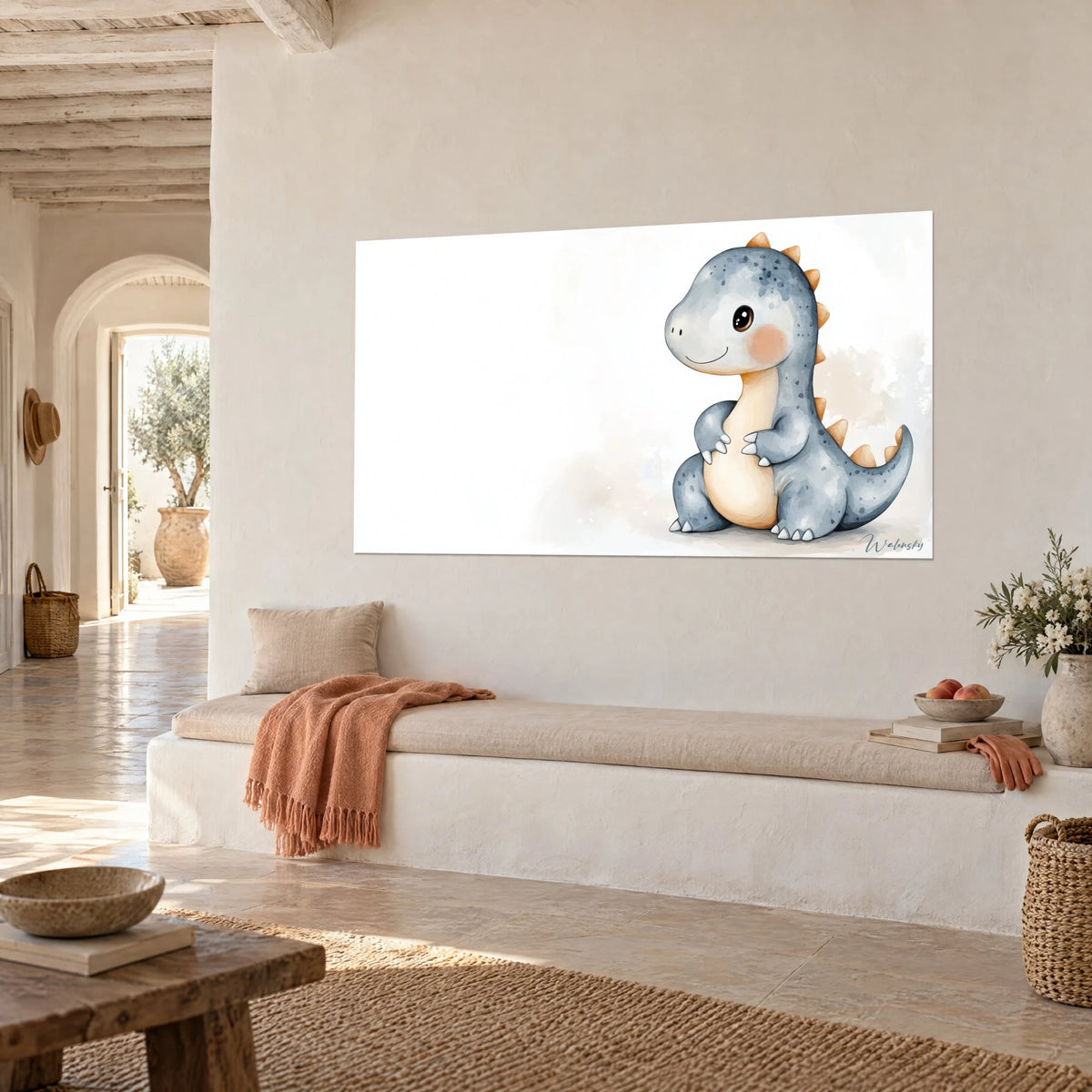 Quadro di un piccolo drago paffuto con guance rosa, pancia color crema e punte ocra, su una parete beige di una casa mediterranea
