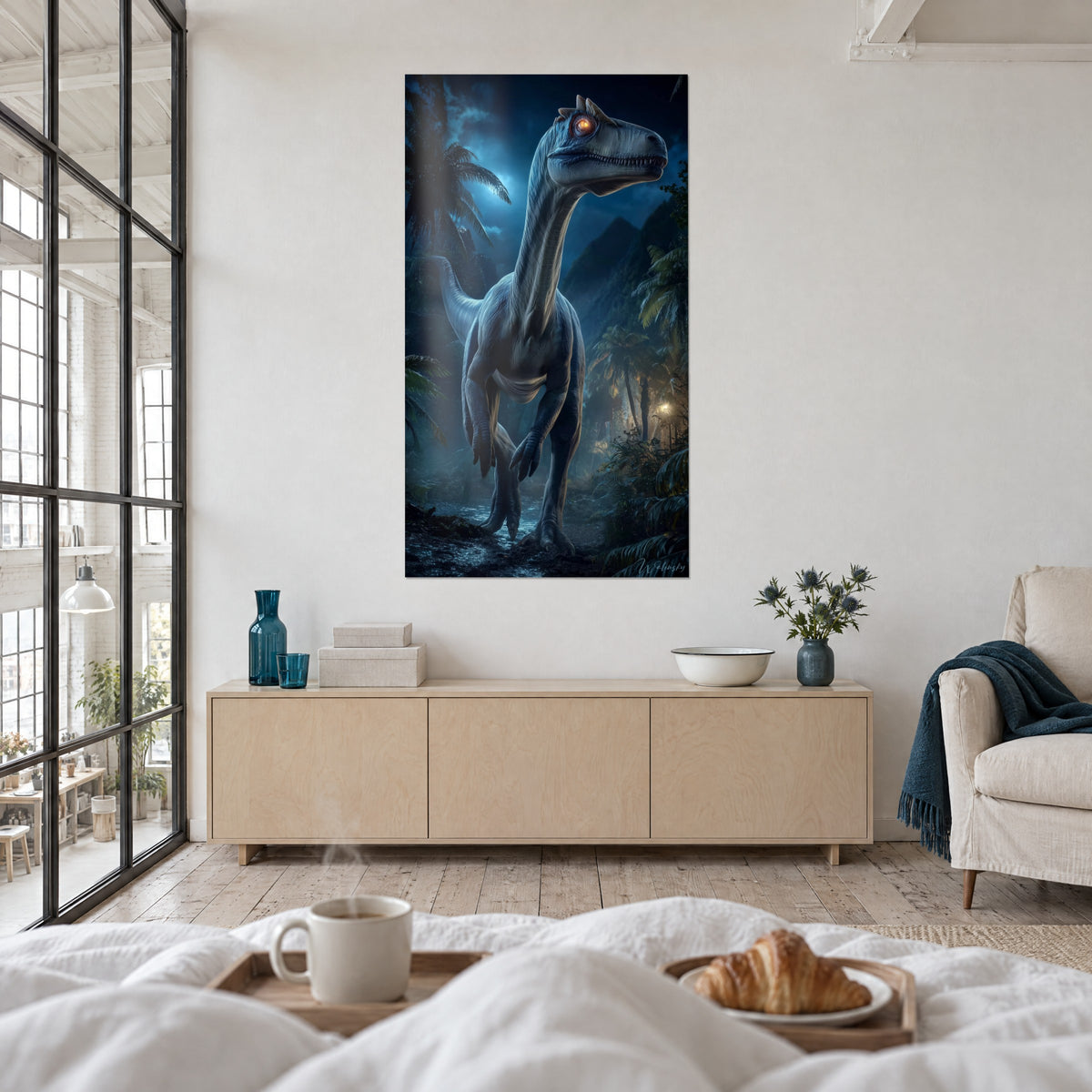 Tableau prédateur nocturne à crête et gueule dentée, bleu acier et ambre, jungle brumeuse, au-dessus d'un lit dans une chambre claire