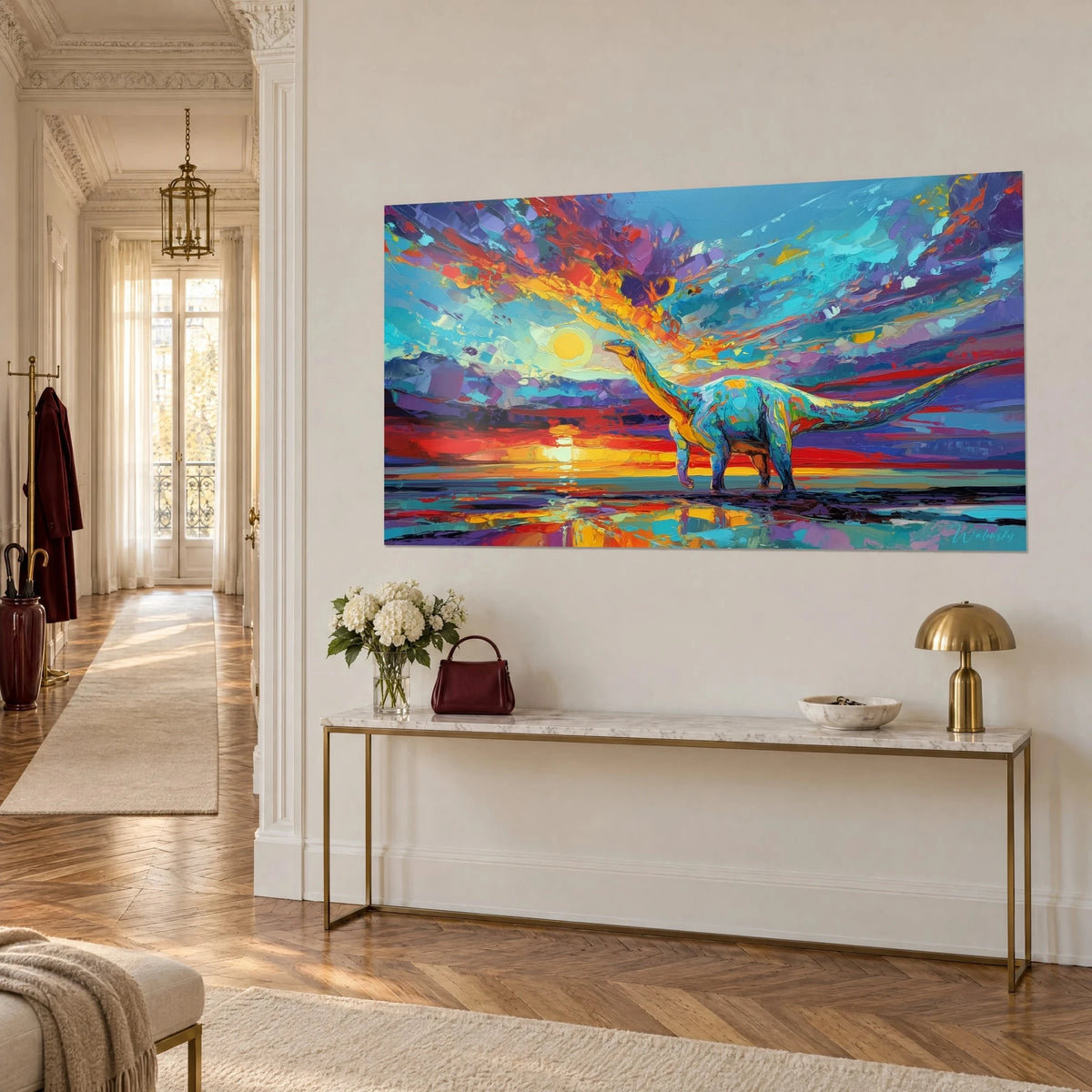 Gemälde eines Dinosauriers mit türkis-goldener Haut, der an einem spiegelnden Strand entlangschreitet, violette und orangefarbene Wolken, gebrochen weiße Wand und vergoldete Konsole