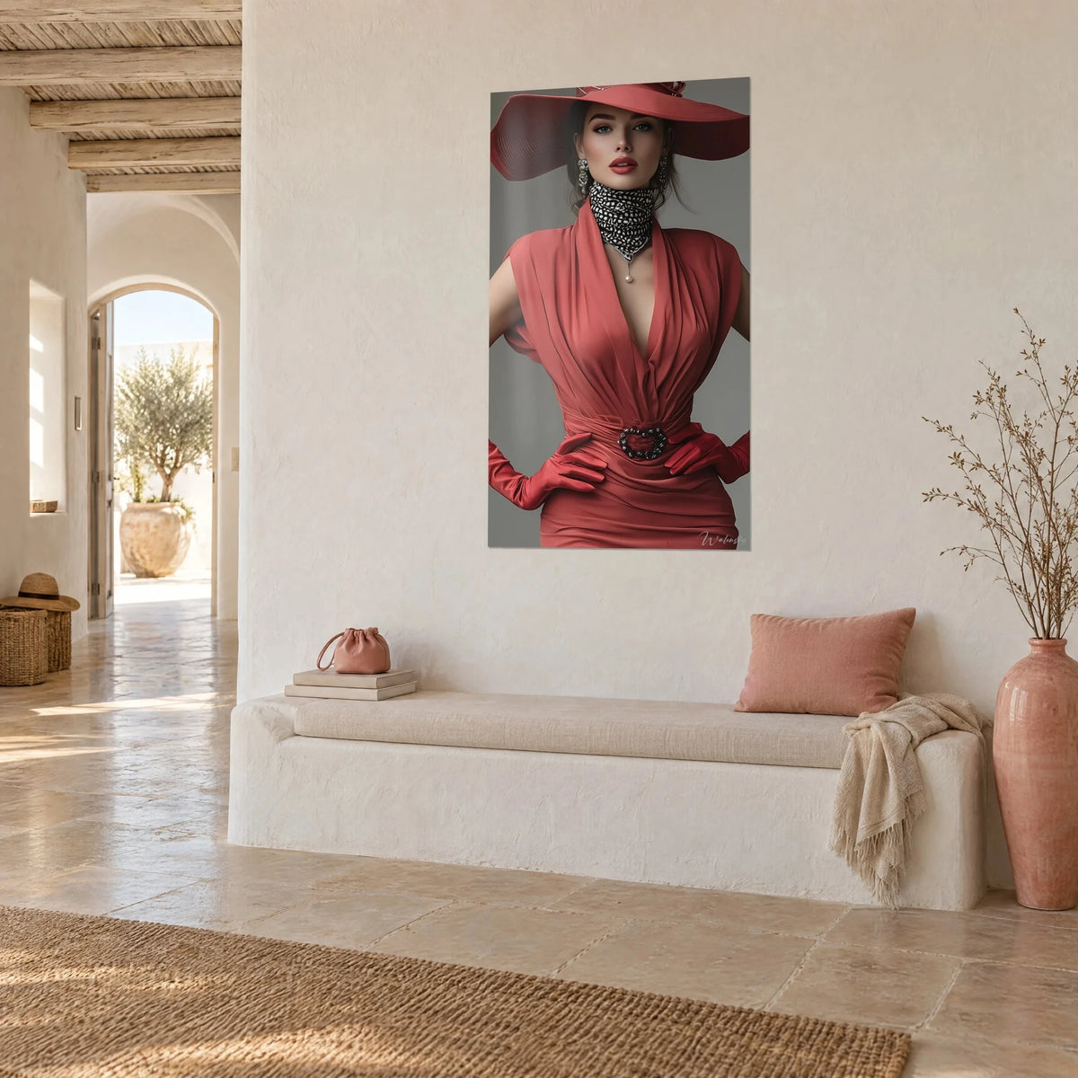 Cuadro de una diva con sombrero rojo de ala ancha y collar de perlas, vestido coral plisado sobre fondo gris, pared blanca de una casa mediterránea