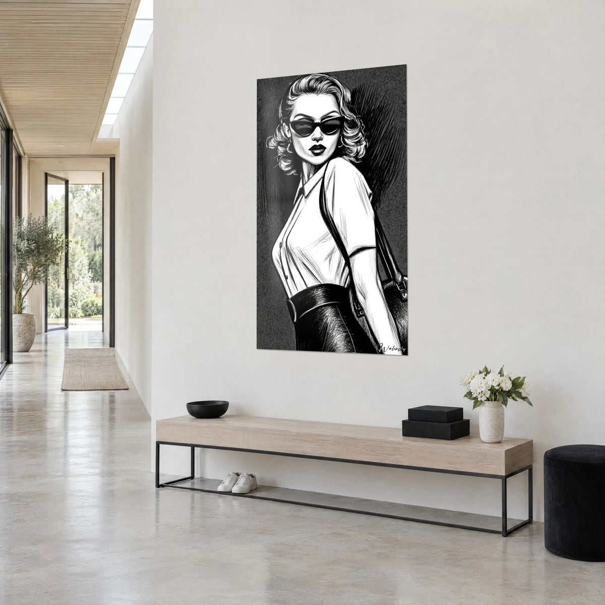 Obraz retro pin-up z ciemnoczerwoną szminką, białą bluzką i czarną skórzaną spódnicą, ujęcie z trzech czwartych w jasnym korytarzu